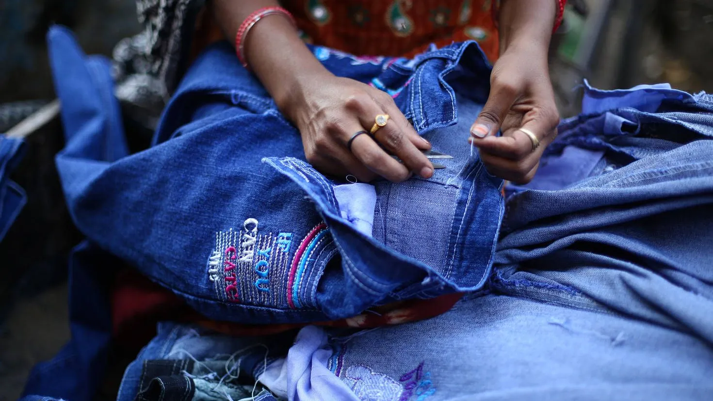 Näherin im Osten von Delhi, Indien