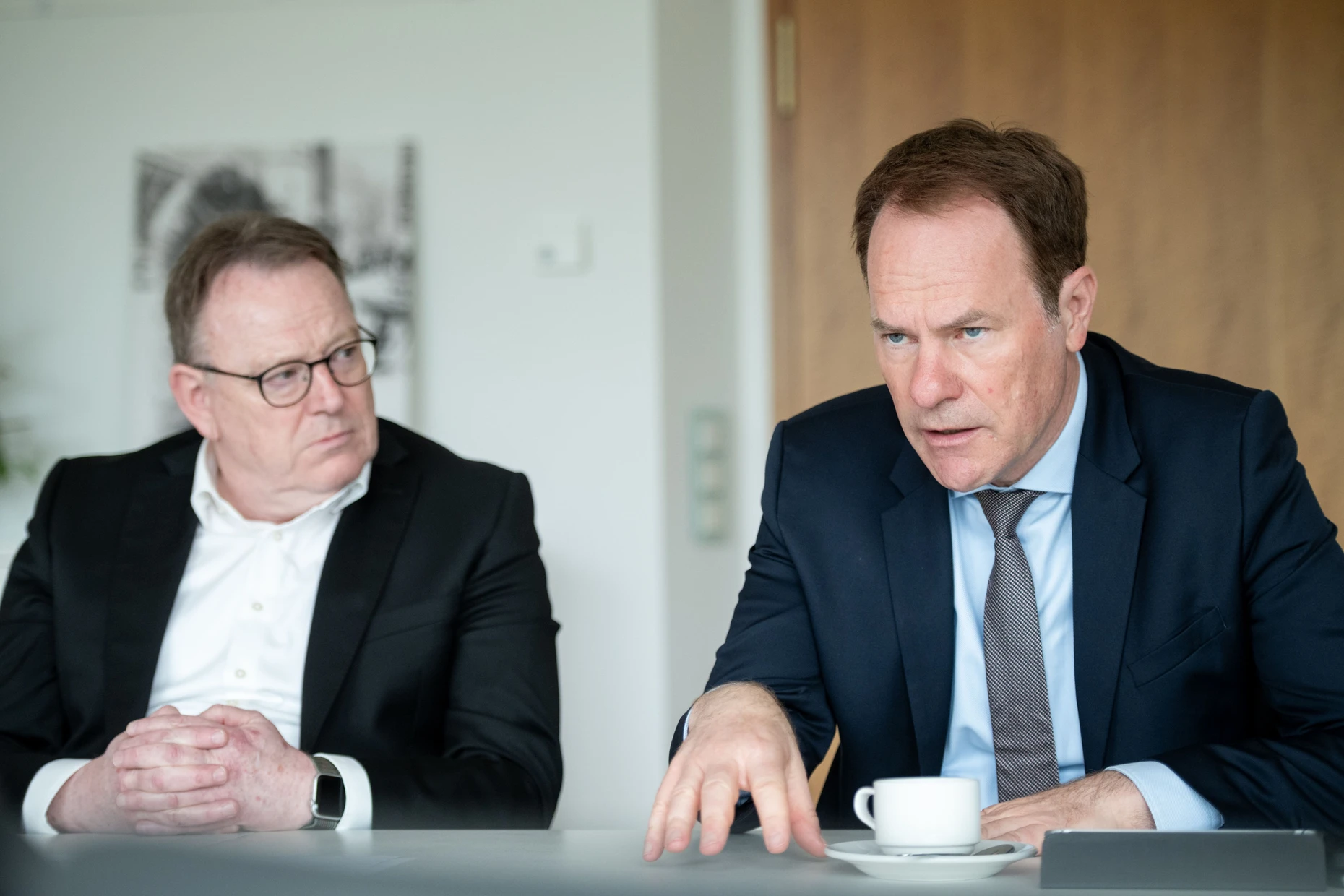 Der Kölner Oberbürgermeister Torsten Burmester (SPD) und der Düsseldorfer Oberbürgermeister Stephan Keller (CDU) Mitte Juni im Rathaus in Köln