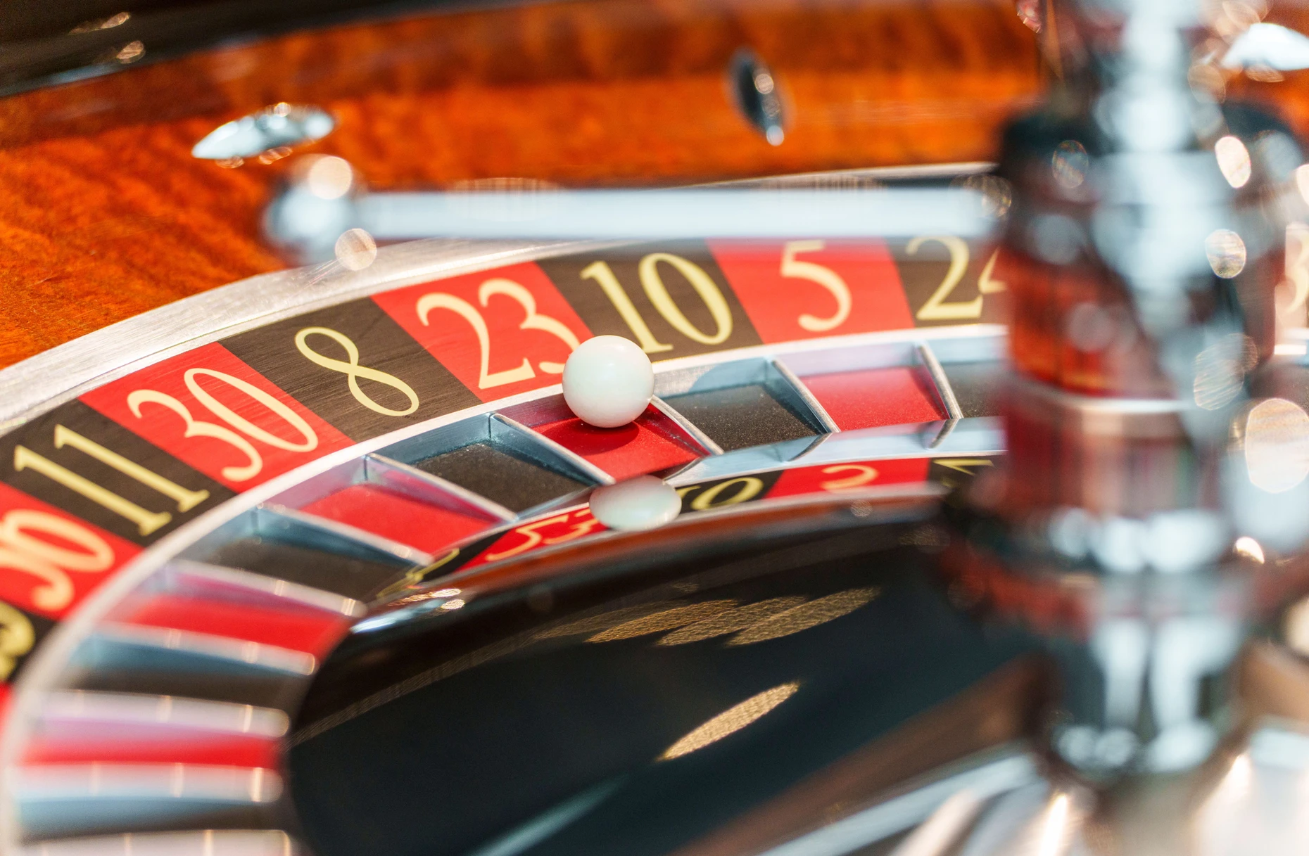 Entscheidung: Die Kugel liegt im Roulette-Kessel auf der Nummer 23.