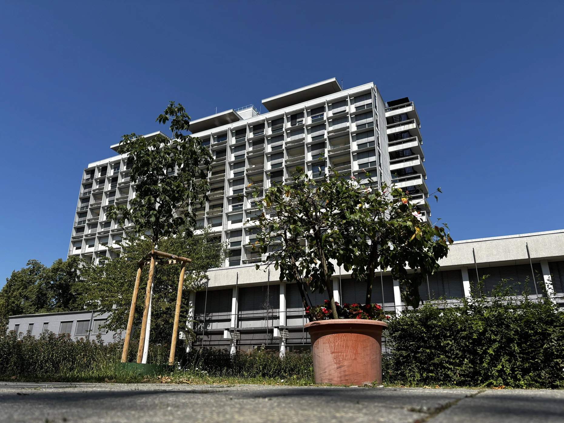 Längst nicht vollständig klimatisiert: Uniklinik Freiburg, eines der größten Krankenhäuser Deutschlands