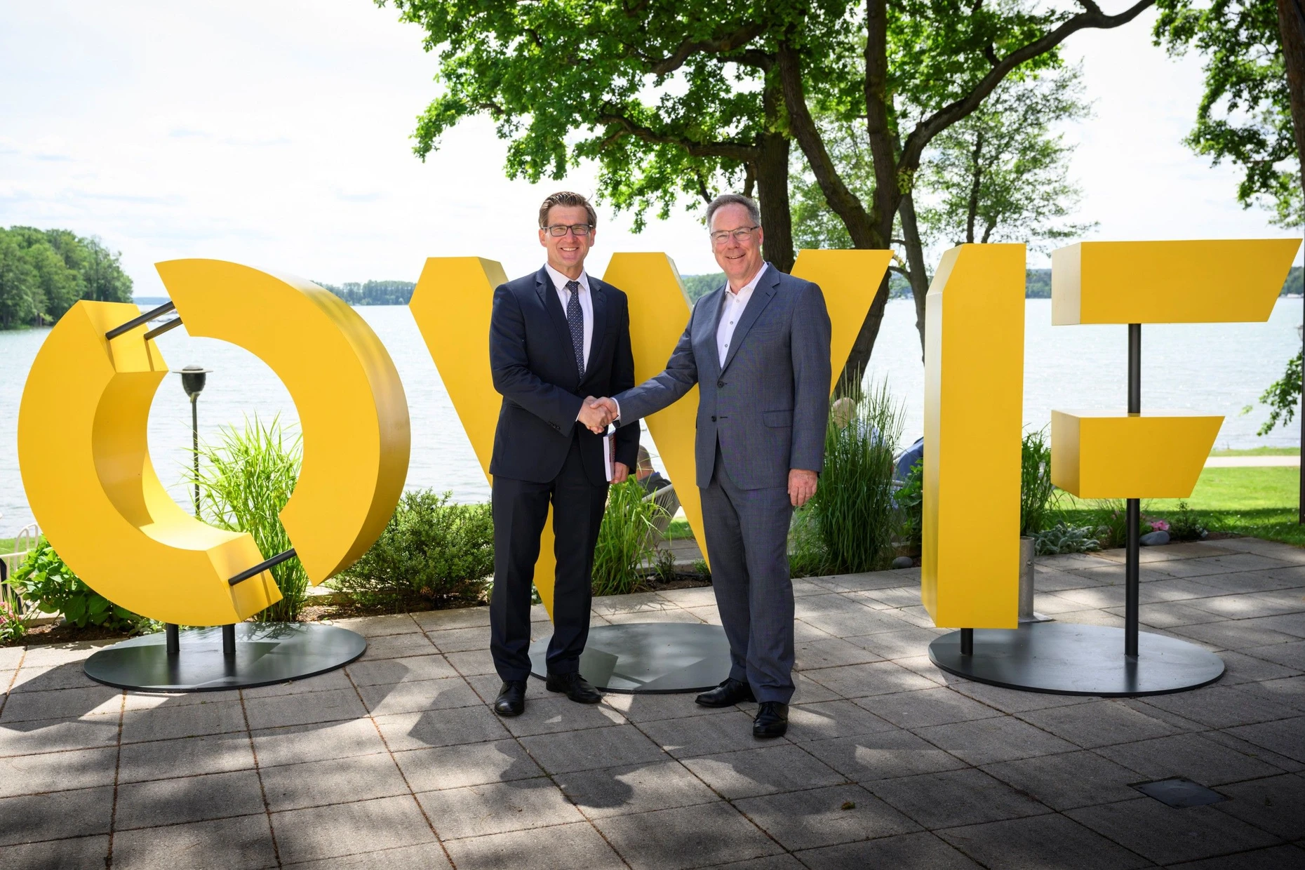 Der Ökonom Marcin Piątkowski mit Holger Lösch, stellvertretender Hauptgeschäftsführer des BDI und Veranstalter des Ostdeutschen Wirtschaftsforums