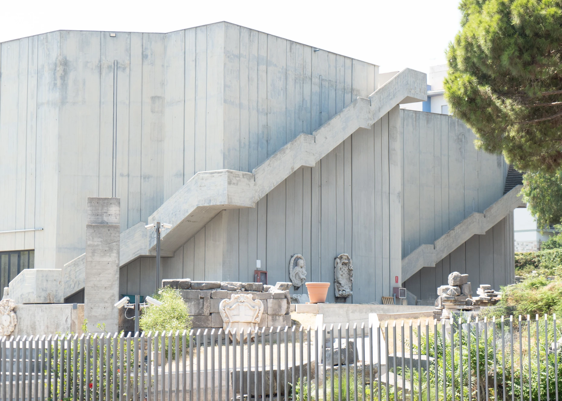  die Außenansicht und der Eingangsbereich des Regionalmuseums Accascina in Messina