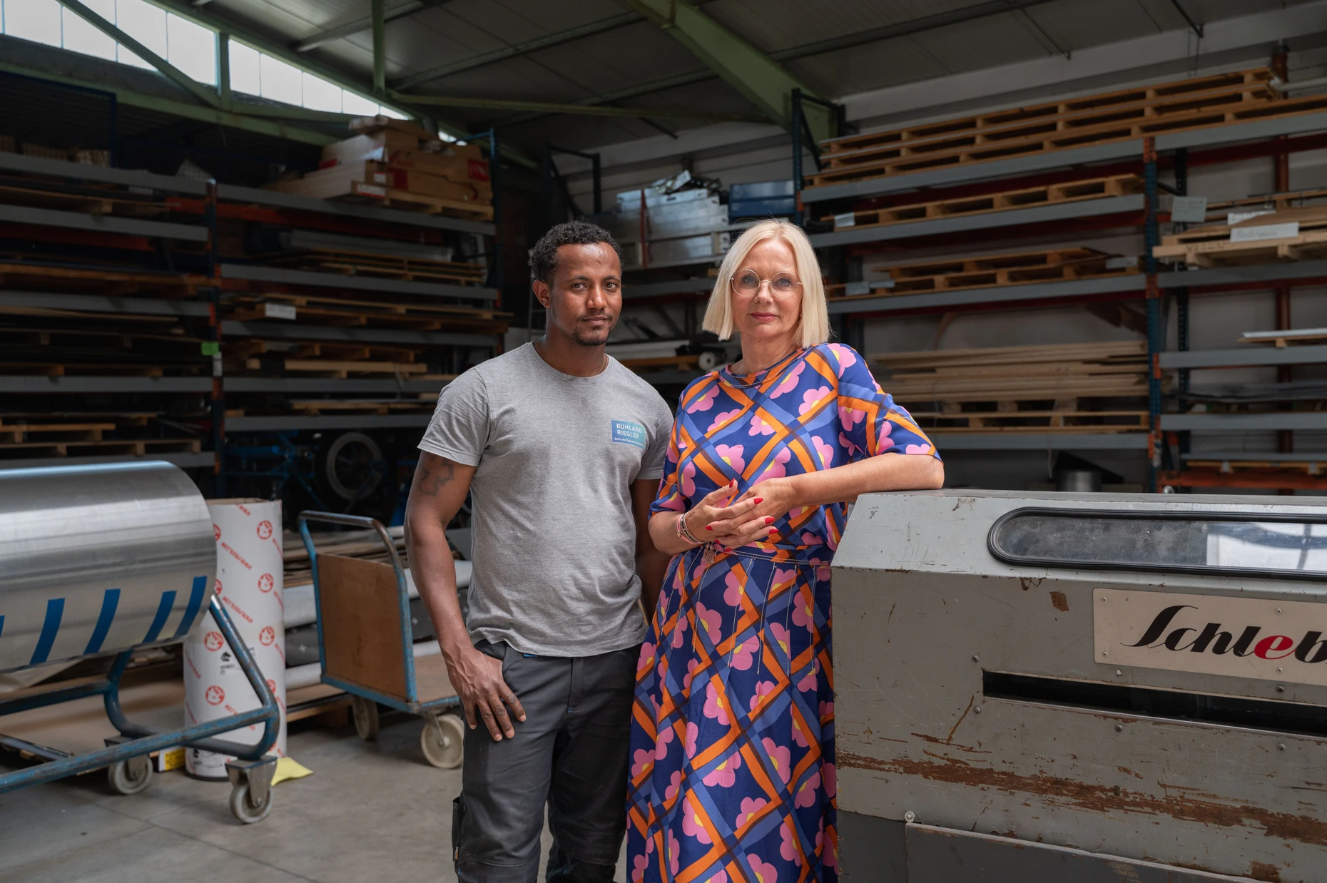 Unverzichtbar: Facharbeiter Eshete Masresha mit Betriebschefin Kerstin Riegler in der Werkstatt des Handwerksunternehmens Ruhland+Riegler