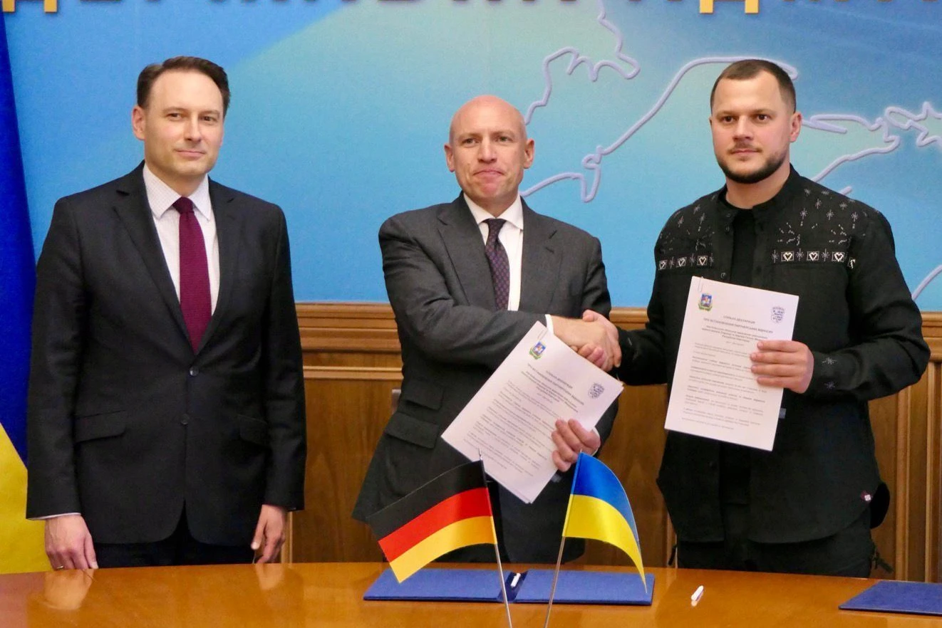 Moment der Solidarität: Maximilian Rasch (l.), Geschäftsträger der deutschen Botschaft in Kiew, Manfred Pentz, hessischer Europaminister, und Mykola Kalaschnyk, Gouverneur der Oblast Kiew, vereinbaren in Kiew eine Partnerschaft.