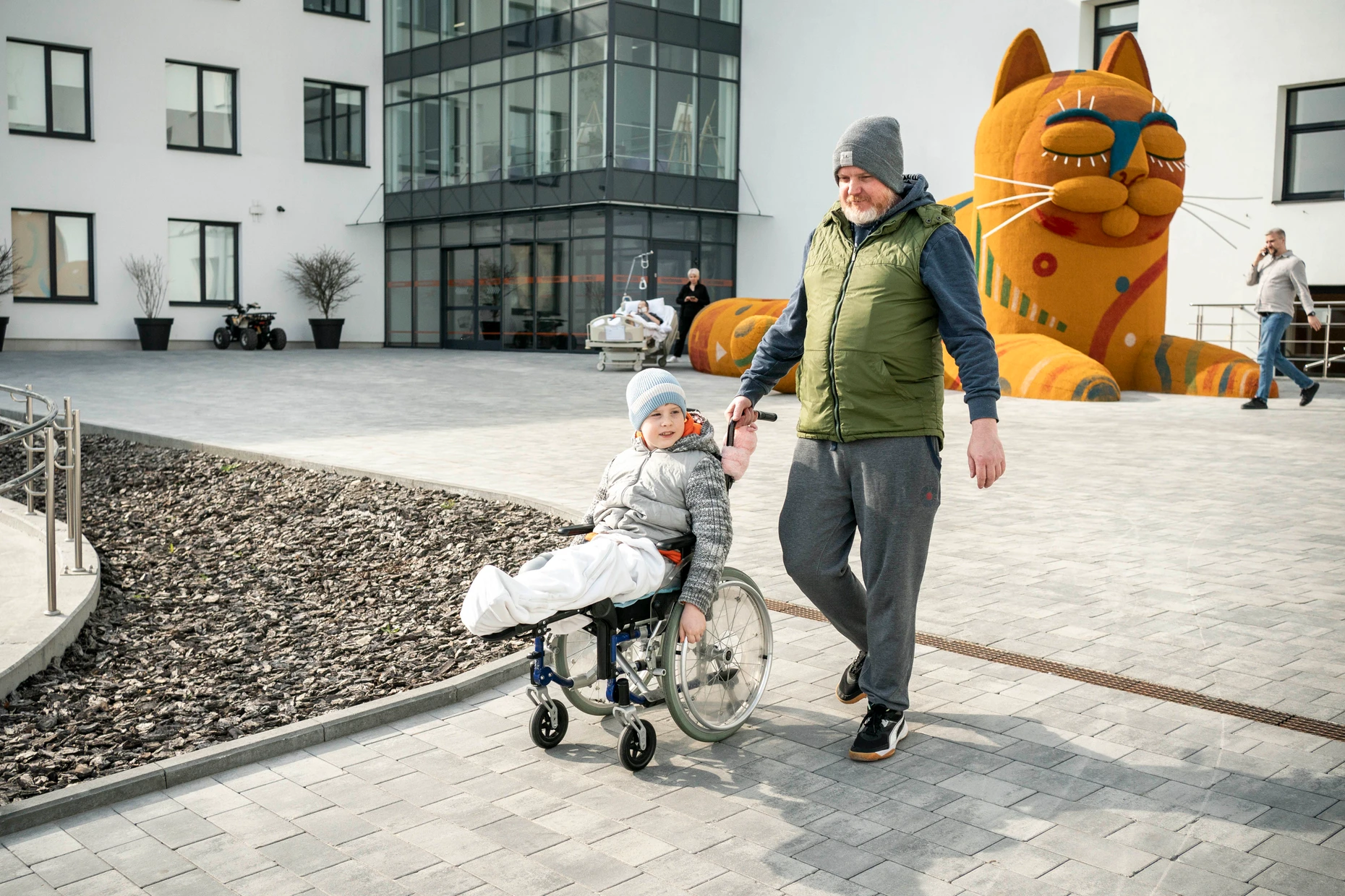Auf dem Weg zur Eisdiele: Vater Wolodymyr und sein Sohn Artem Ende März vor dem Superhumans Center in Wynnyky
