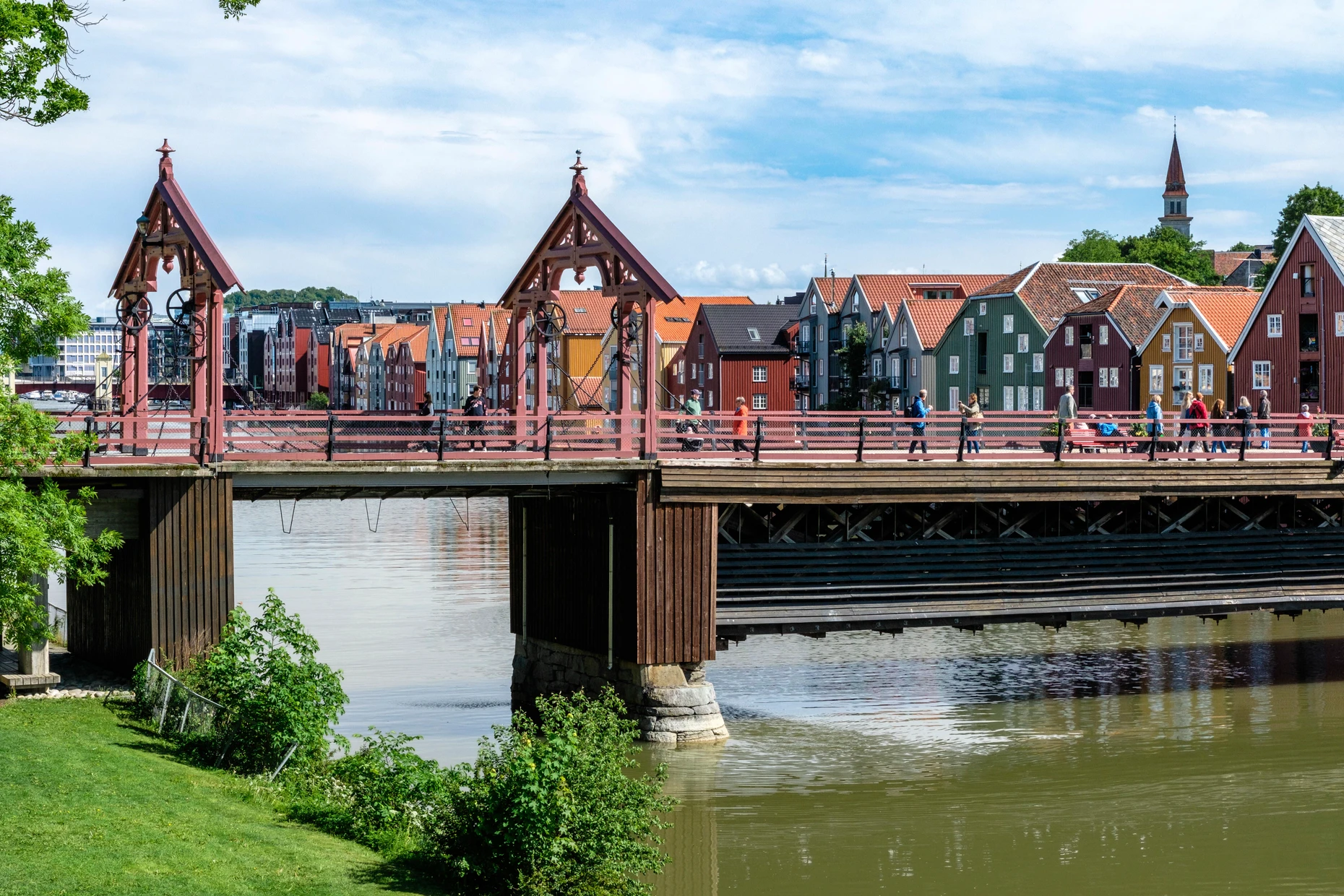 Nach dem Fluss Nidelva wurde der in Trondheim produzierte Blauschimmelkäse Nidelv ost benannt.