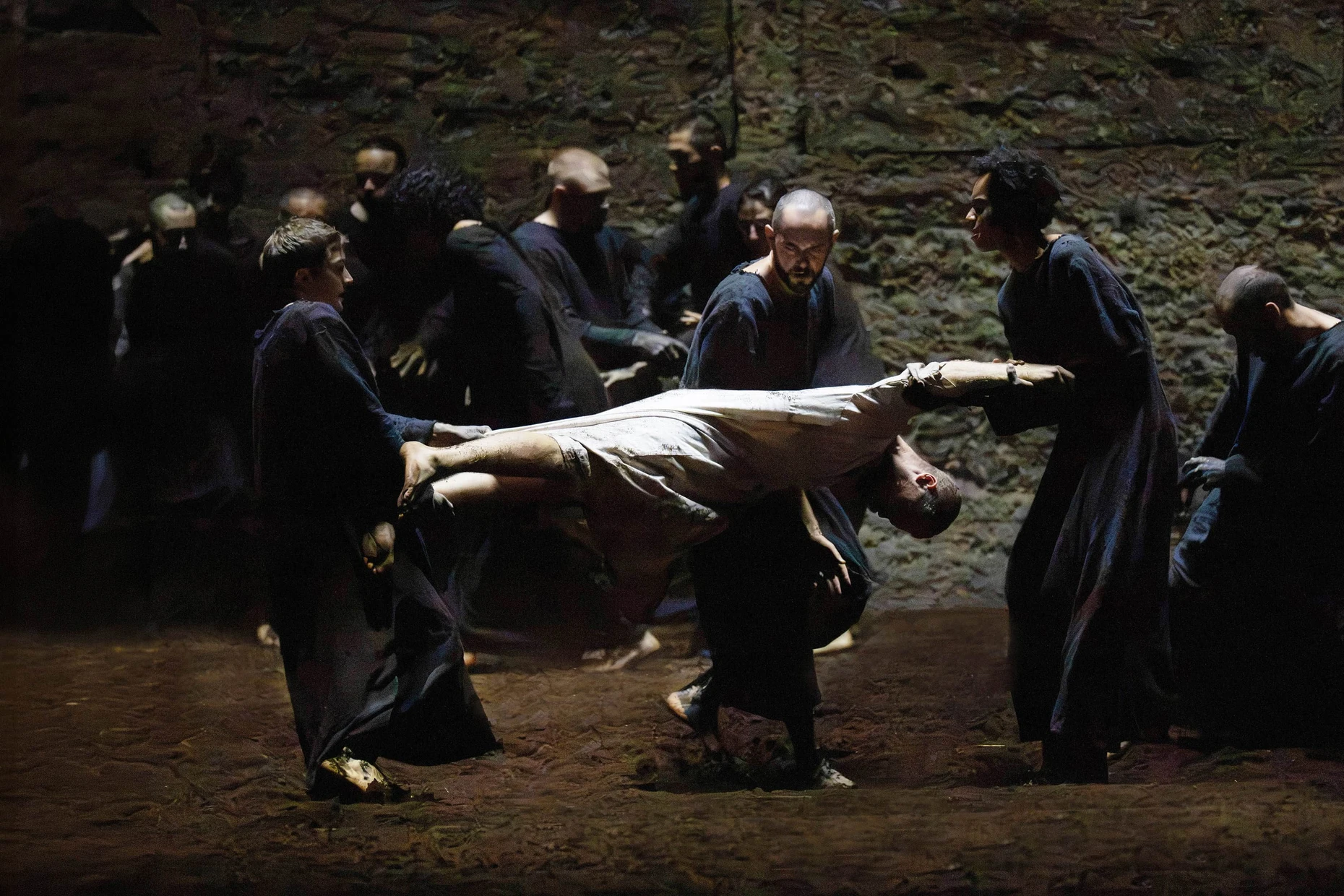 In den Choreographien wird Philippe Sly  als Saint François (im weißen Gewand) viel zugemutet