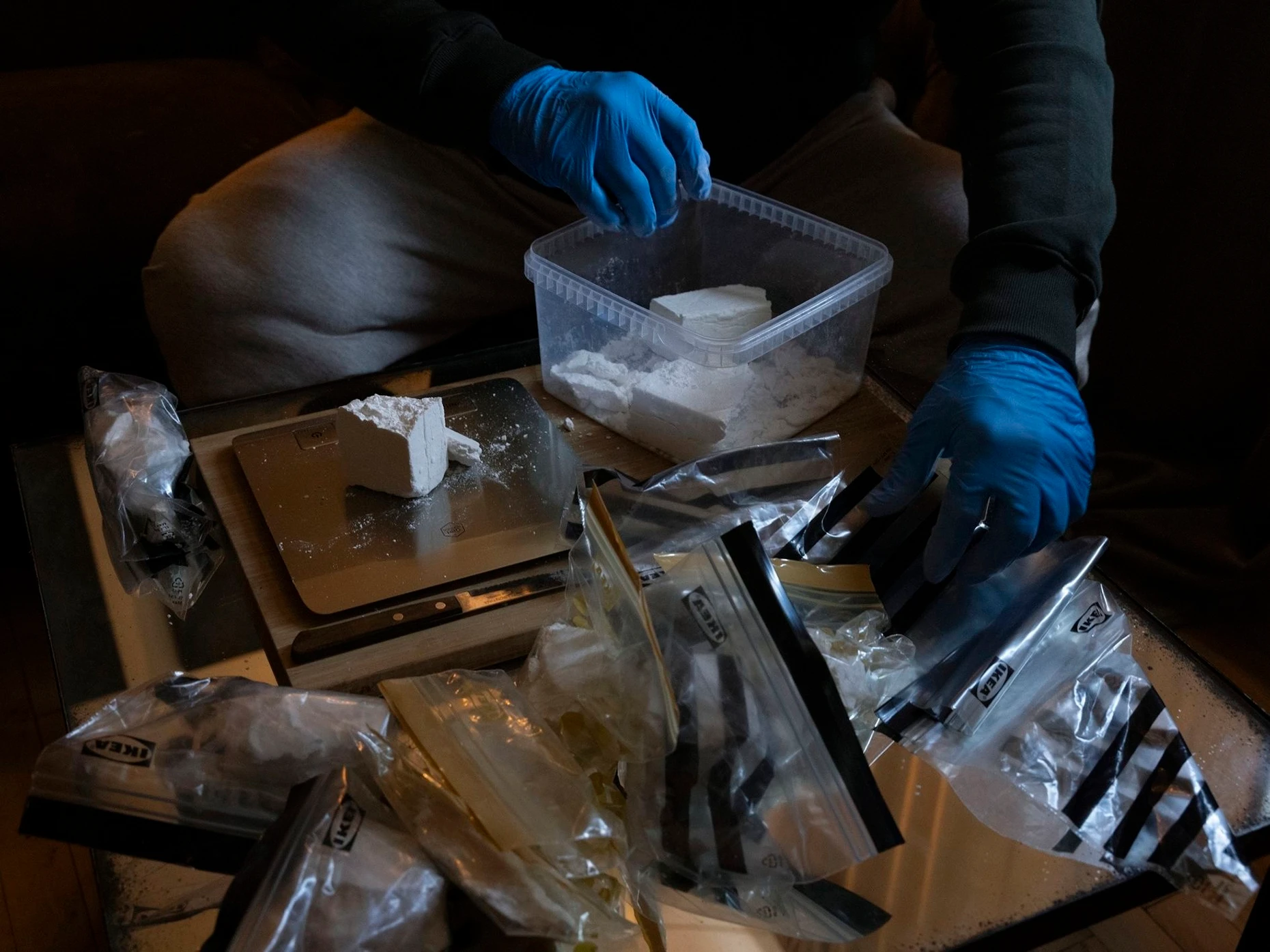 In einer Wohnung in Dänemark zerkleinert ein Dealer ein Kilo der Droge in kleine Portionen. Europa ist der weltweit größte Absatzmarkt für Kokain.