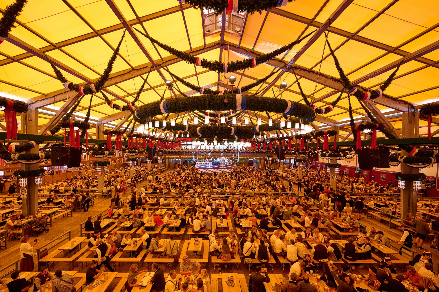 Nicht unbedingt eine urige Berghütte: Die Festhalle Schottenhamel auf der 191. Wiesn