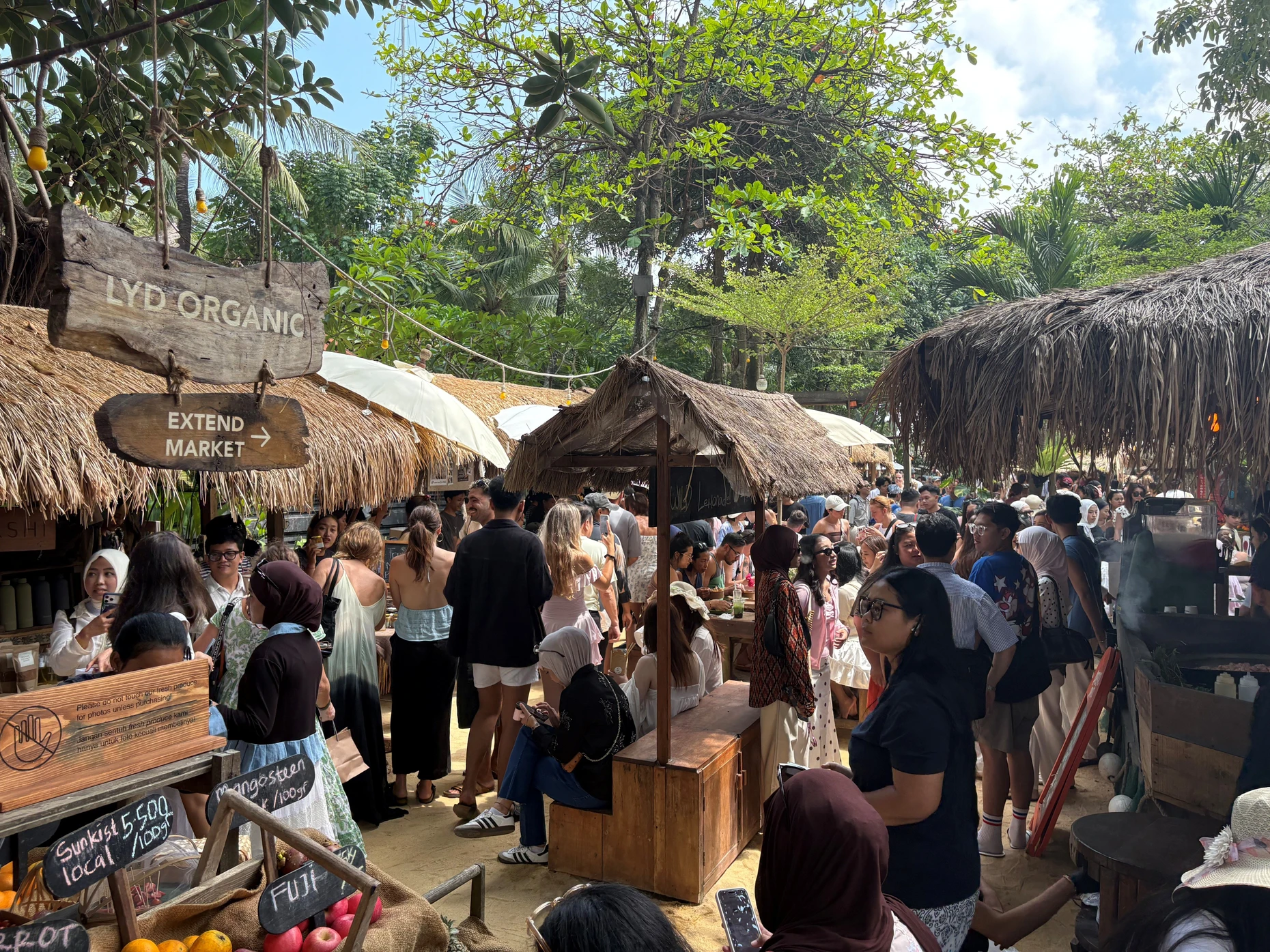 Gedrängel am Sonntagsmarkt in Canggu