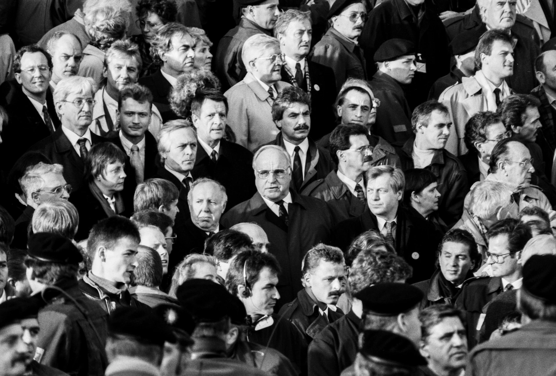Wie in der Fotografie hat es in der Politik früher wenige Frauen gegeben. Hier die junge Angela Merkel links in der Aufnahme der Demonstration gegen Ausländerfeindlichkeit am 8. November 1992 in Berlin. Auf gleicher Höhe in der Bildmitte Helmut Kohl.