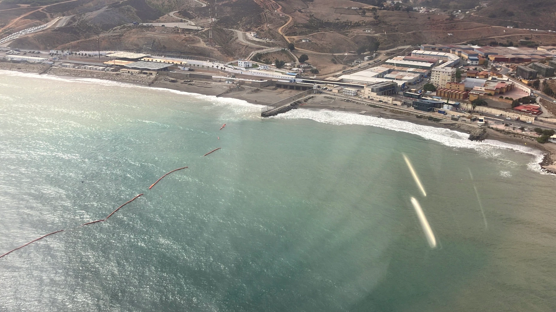 Gerissene Schwimmsperre an der Grenze zwischen Marokko und Ceuta