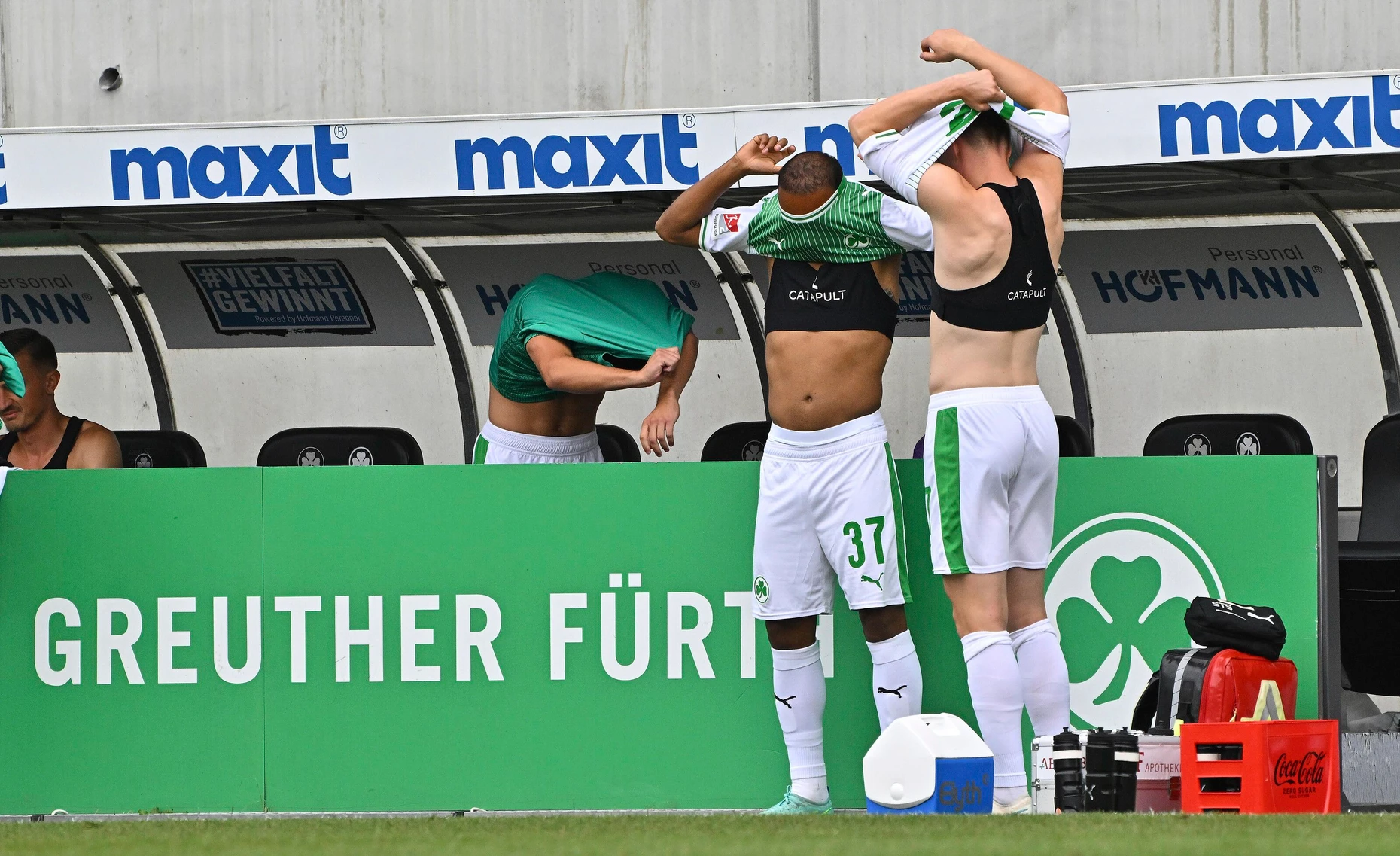  Spieler des SpVgg Greuther Fürth tragen eine Technikweste der Firma Catapult