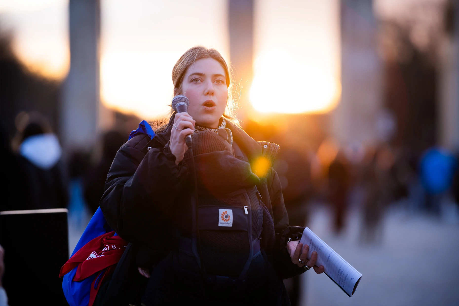 Martha Kleedörfer im März bei einem Protest am Brandenburger Tor in Berlin. Sie ist Teil der Landesarbeitsgemeinschaft „Palästinasolidarität“