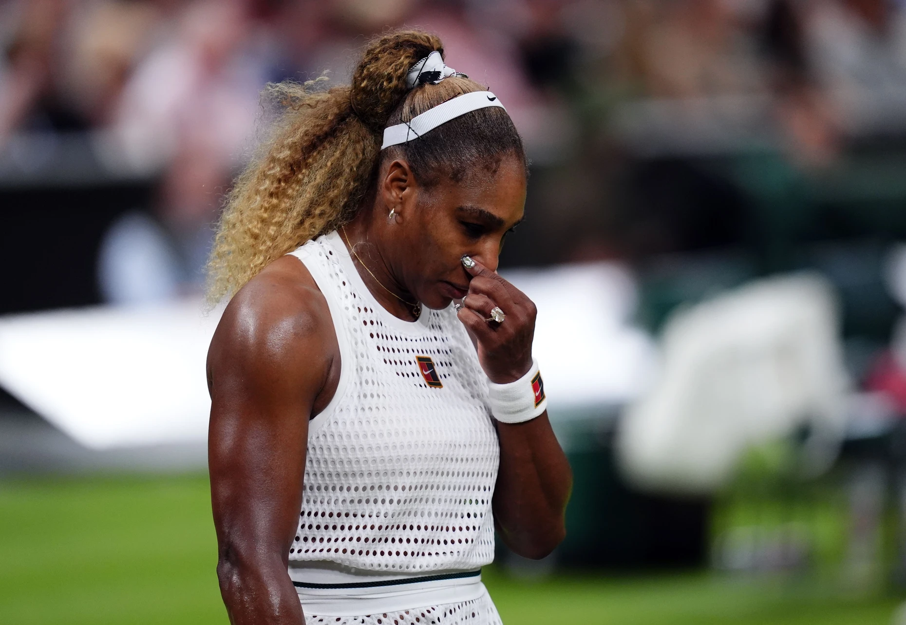 Serena Wiiliams hatte in Wimbledon schon bei ihrem ersten Einzel nach mehr als vier Jahren körperliche Beschwerden.