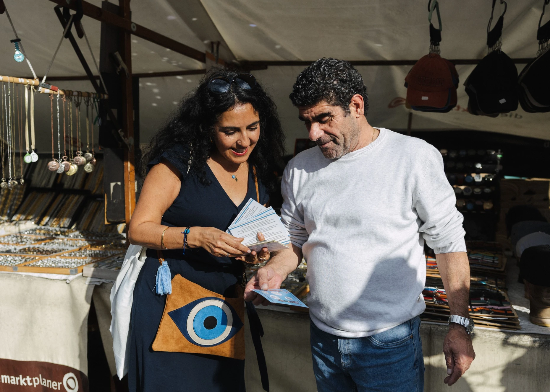 Ayşe Demir im Gespräch mit dem Betreiber eines Marktstandes auf dem Hermannplatz.