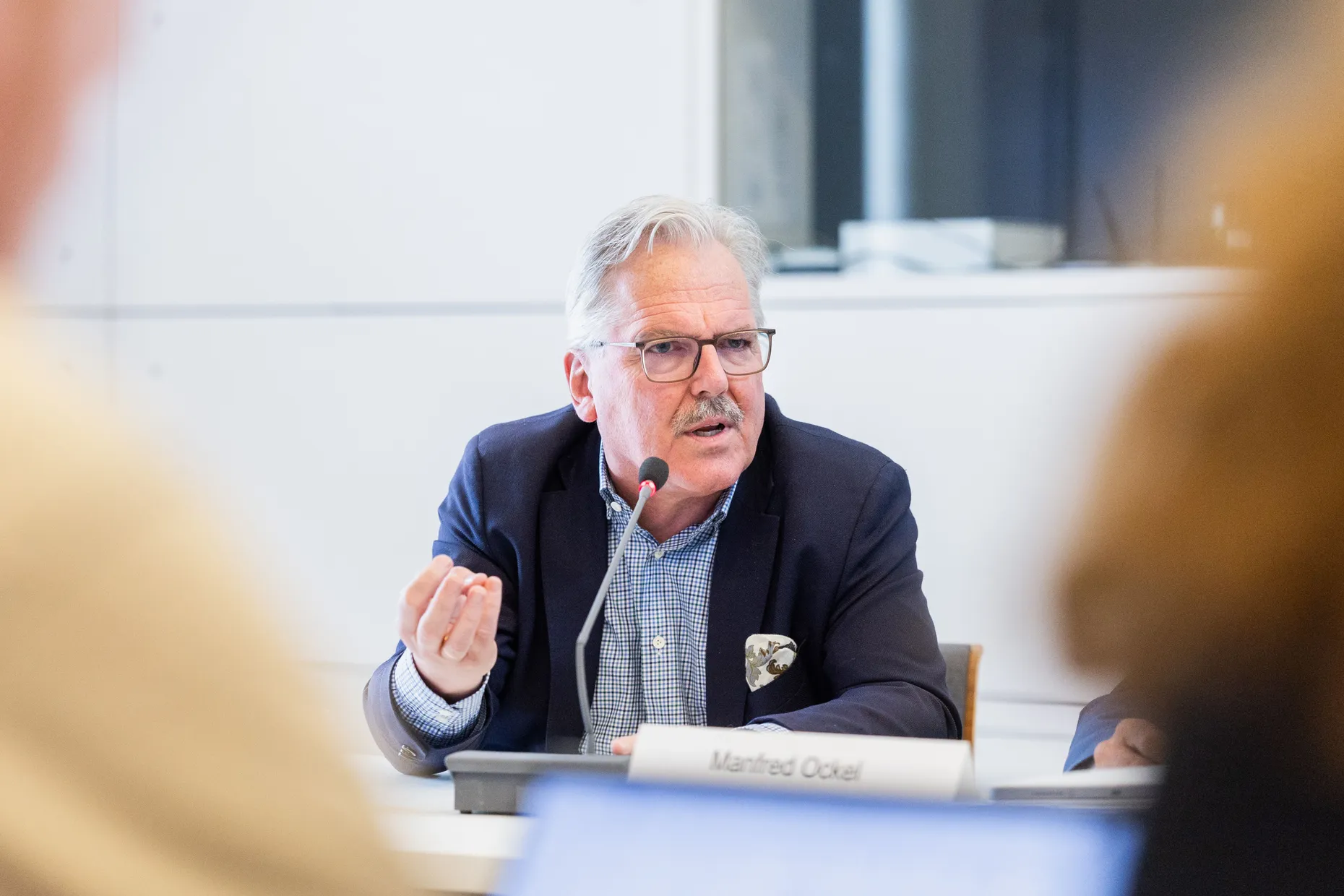 Flörsheims Bürgermeister Bernd Blisch bei der Pressekonferenz der Fluglärmkommission im Juni