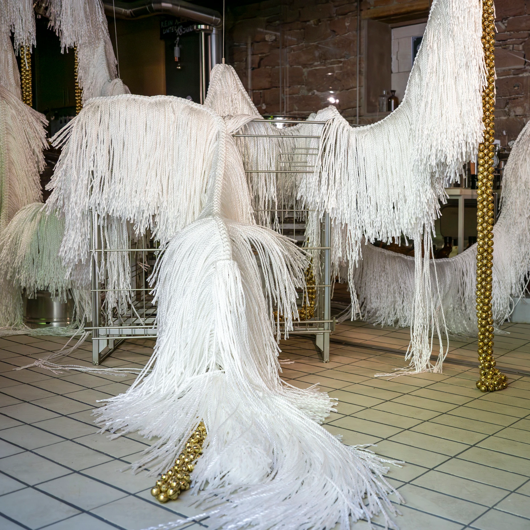 In einer früheren Brauerei: Installation „The Intermediate - Five-Legged Frosty Fecund Imoogi“ von Haegue Yang