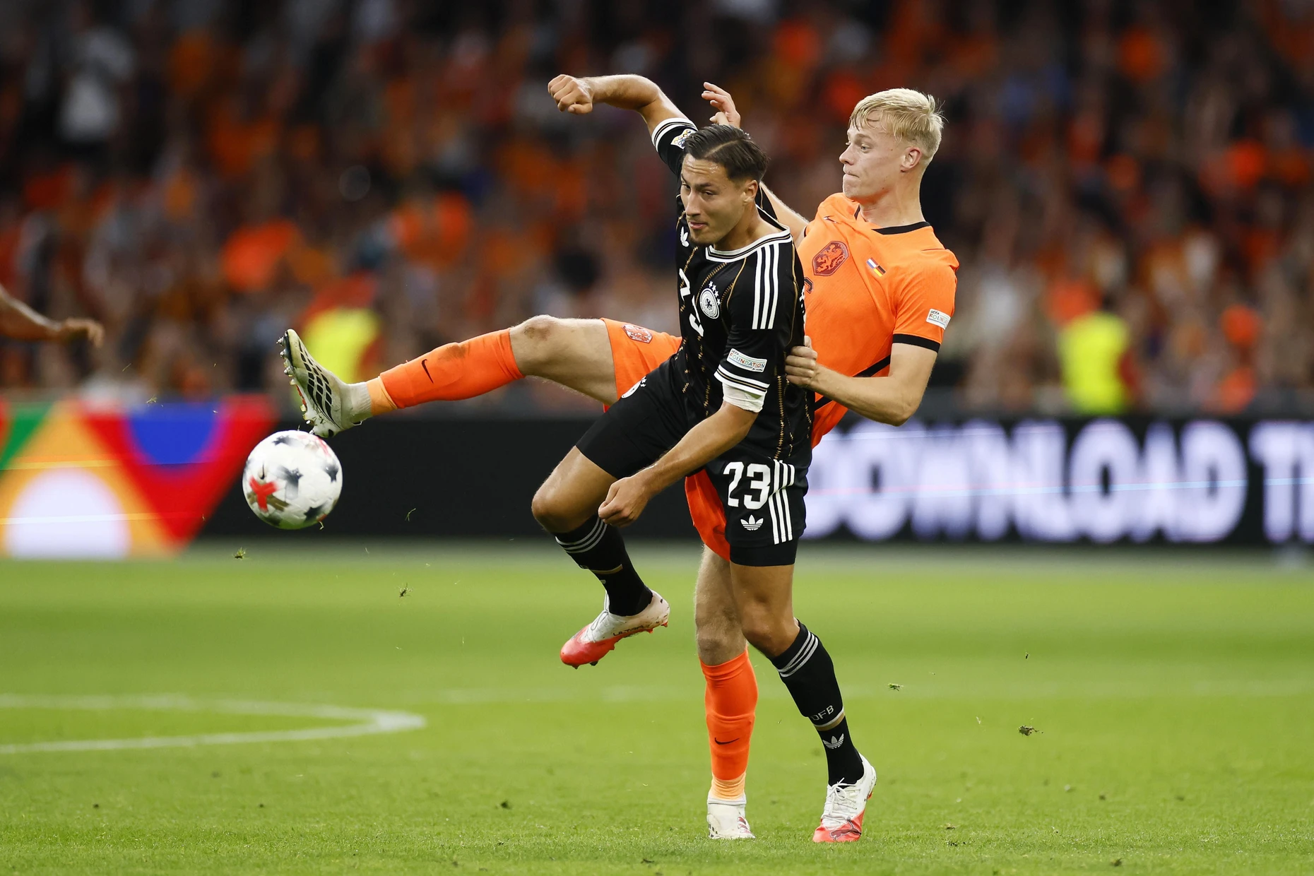 Hat gelernt, sich zu „wehren“:  Younes Ebnoutalib versucht sich gegen Jan Paul van Hecke durchzusetzen.