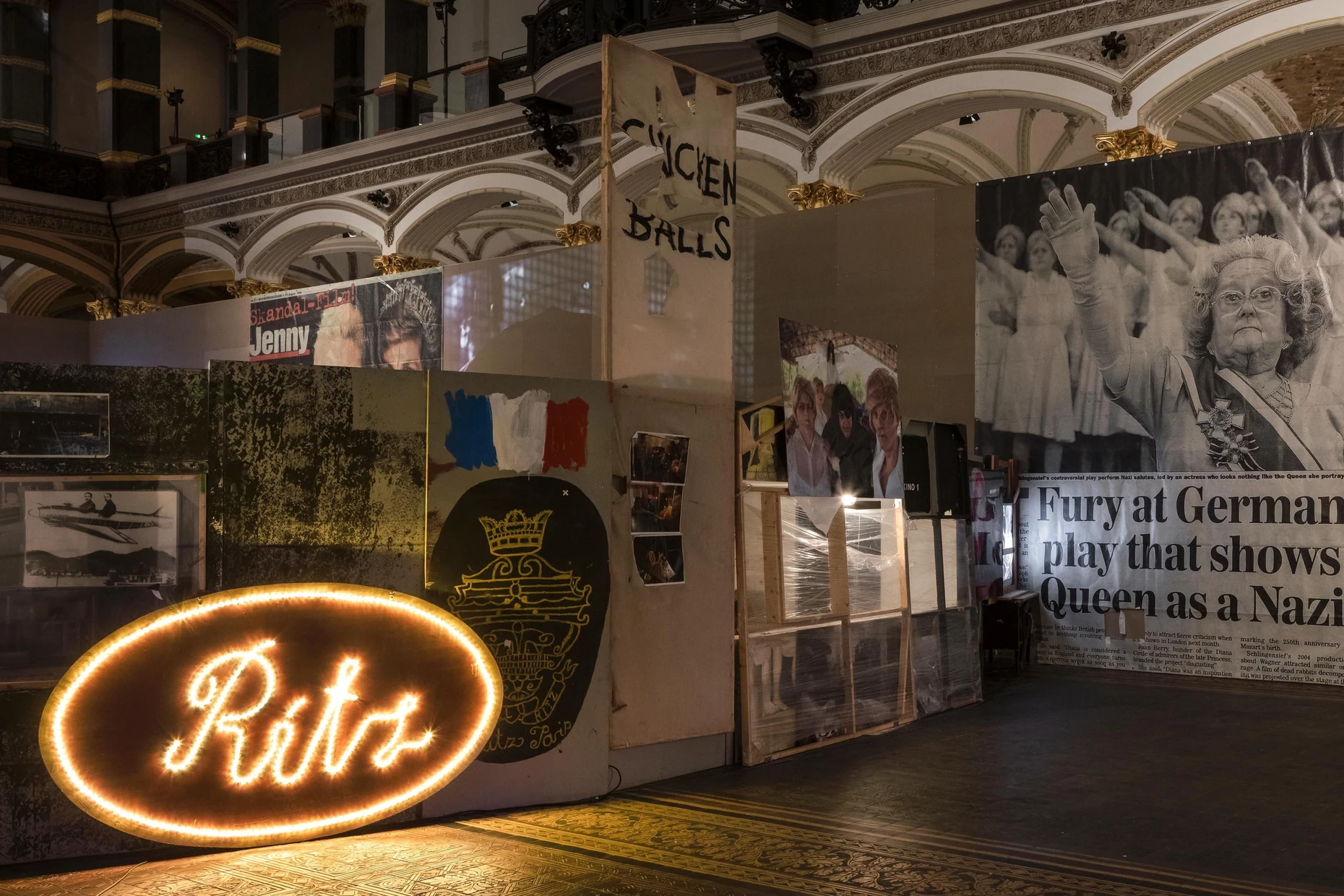 Szene aus „Kaprow City“ im Lichthof des Gropius-Baus im Rahmen der Ausstellung „Es ist nicht mehr mein Problem, macht eure Scheiße alleine“