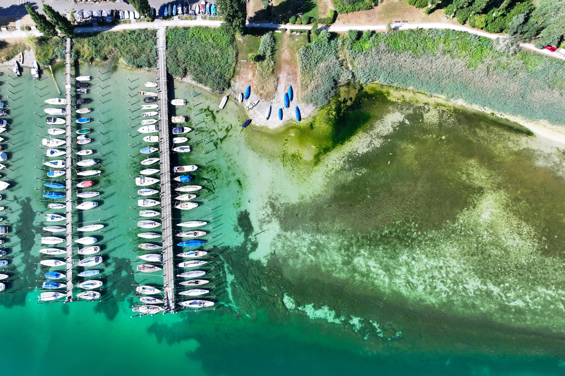 DIe meisten Boote liegen im Hafen: Das Drohnenbild zeigt die Insel Reichenau im Bodensee.