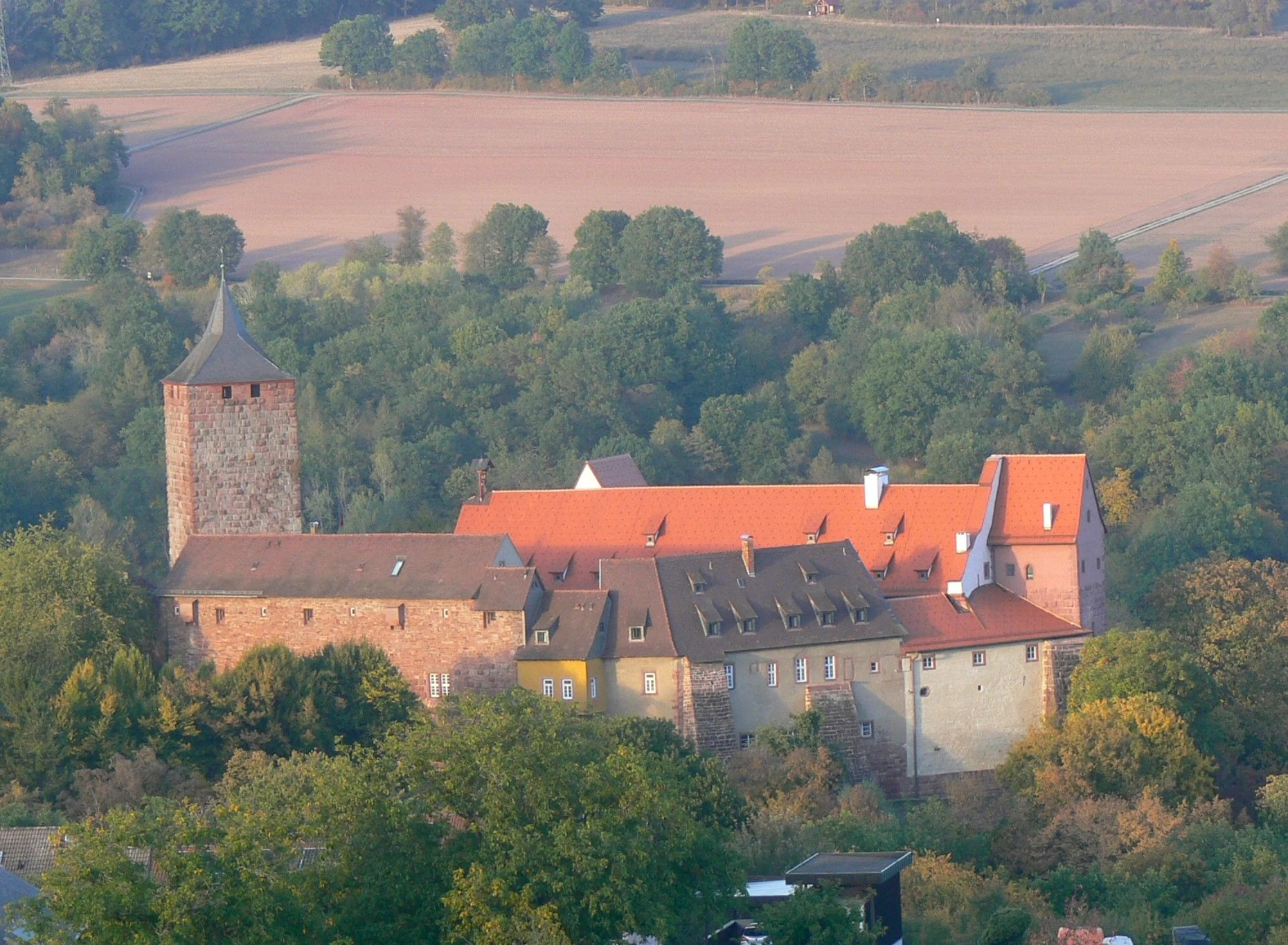 Jugendherberge und Tagungsstätte: Burg Rothenfels im Hafenlohrtal im östlichen Spessart