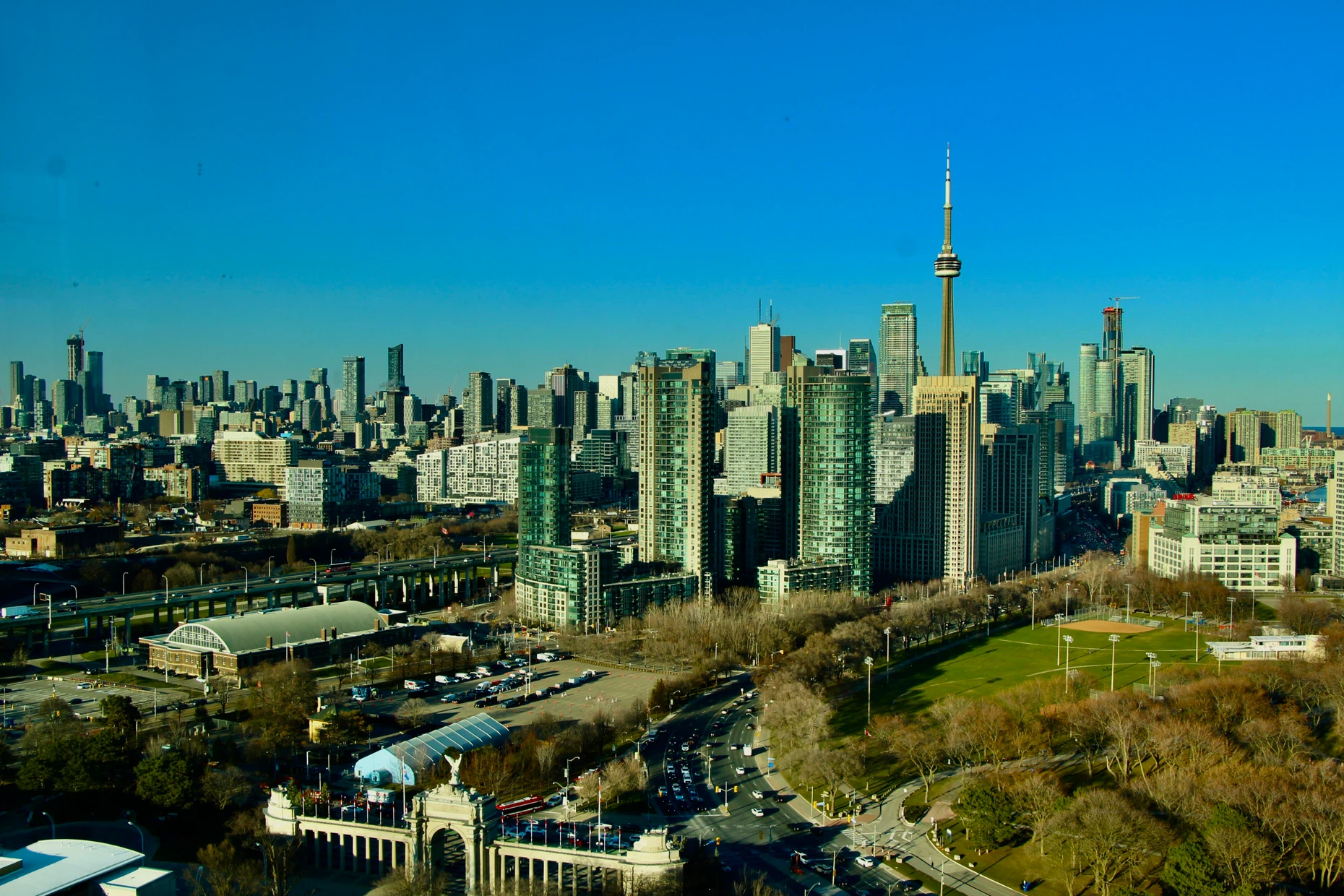 Die Migration prägt die Kultur und Offenheit Torontos. Jedes Jahr kommen an die 100.000 Zuzügler in die Stadt.