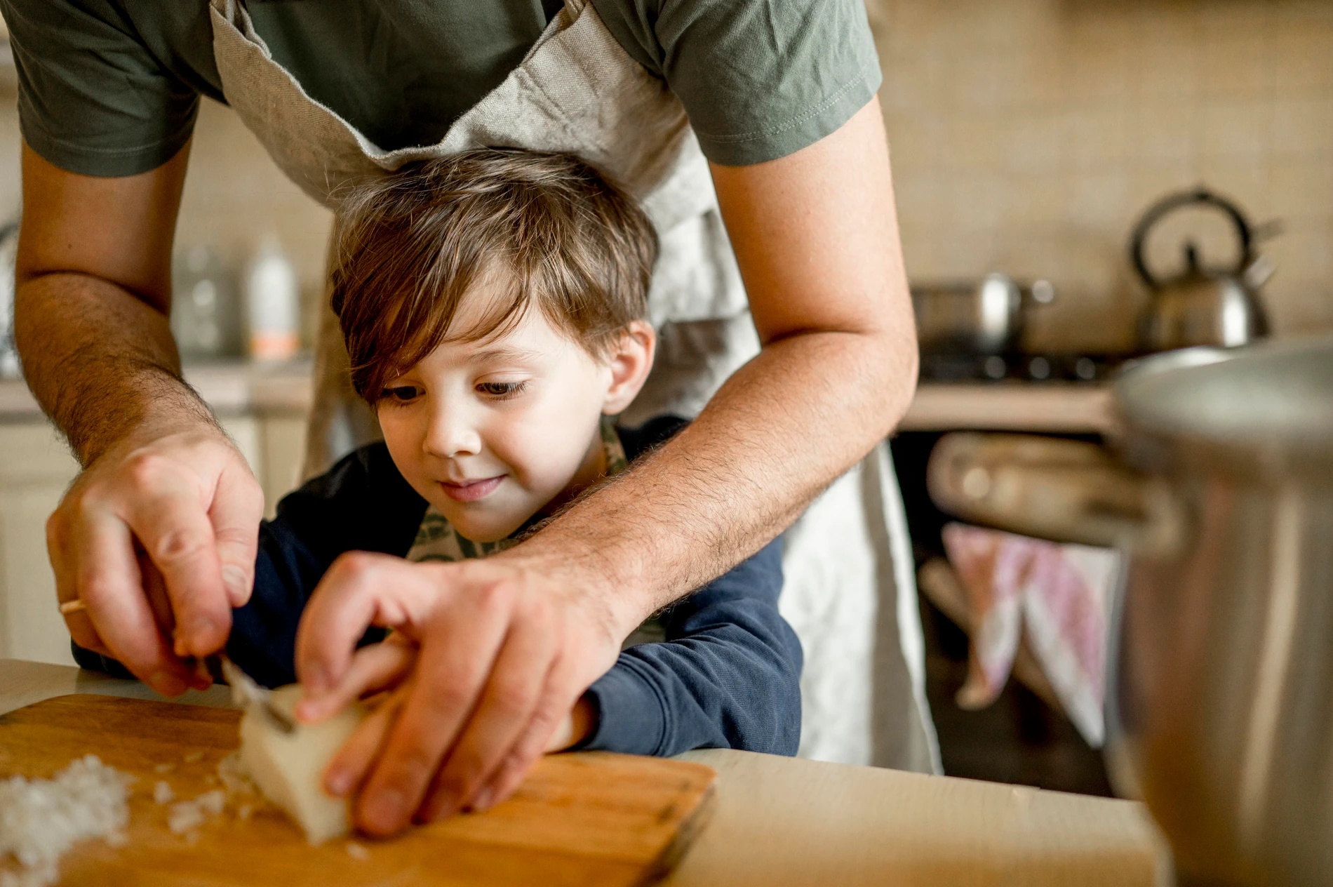 Warum uns Zwiebeln zum Weinen bringen: Für Kinder erklärt