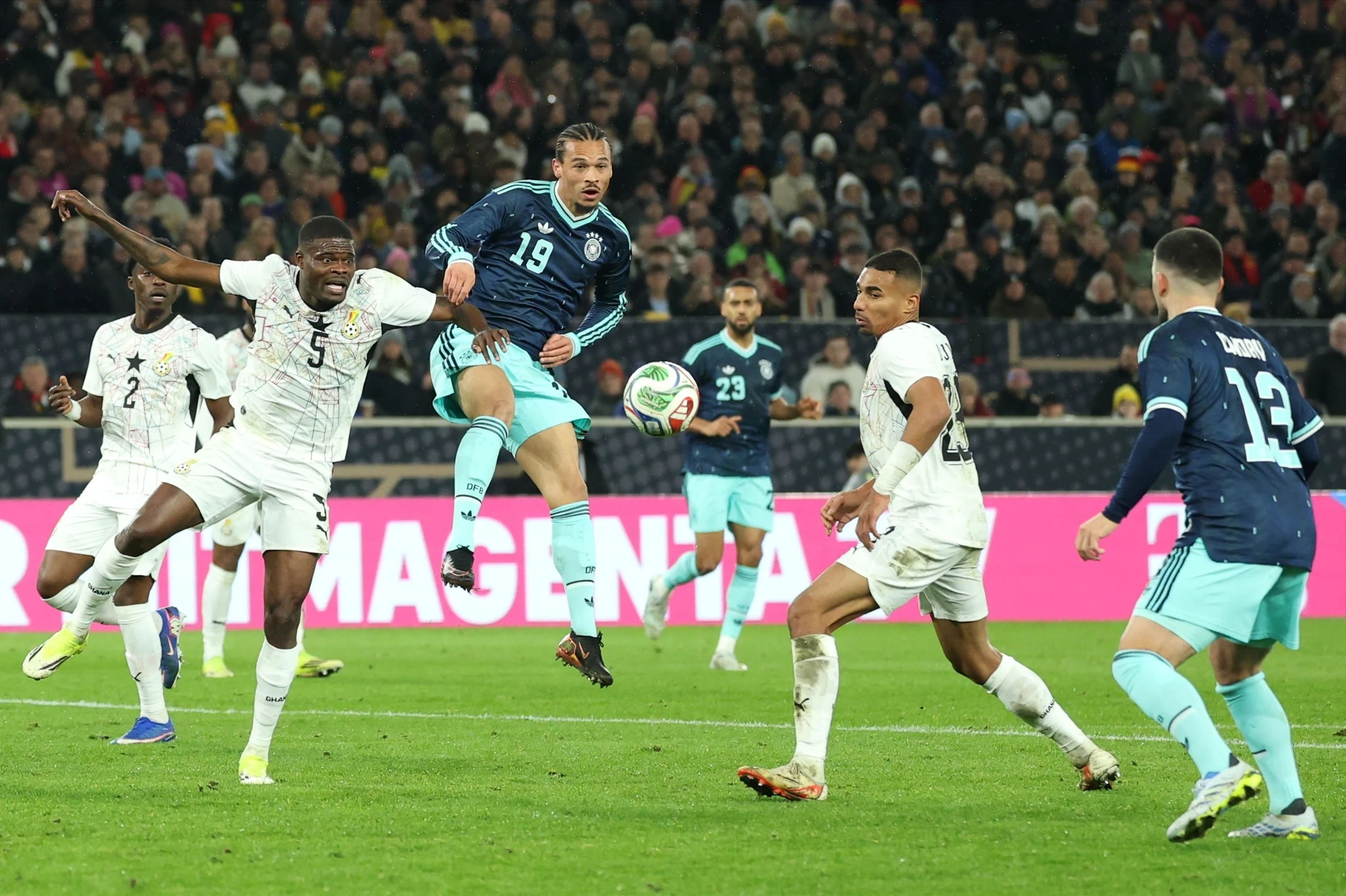 Leroy Sane bereitet das Tor vor