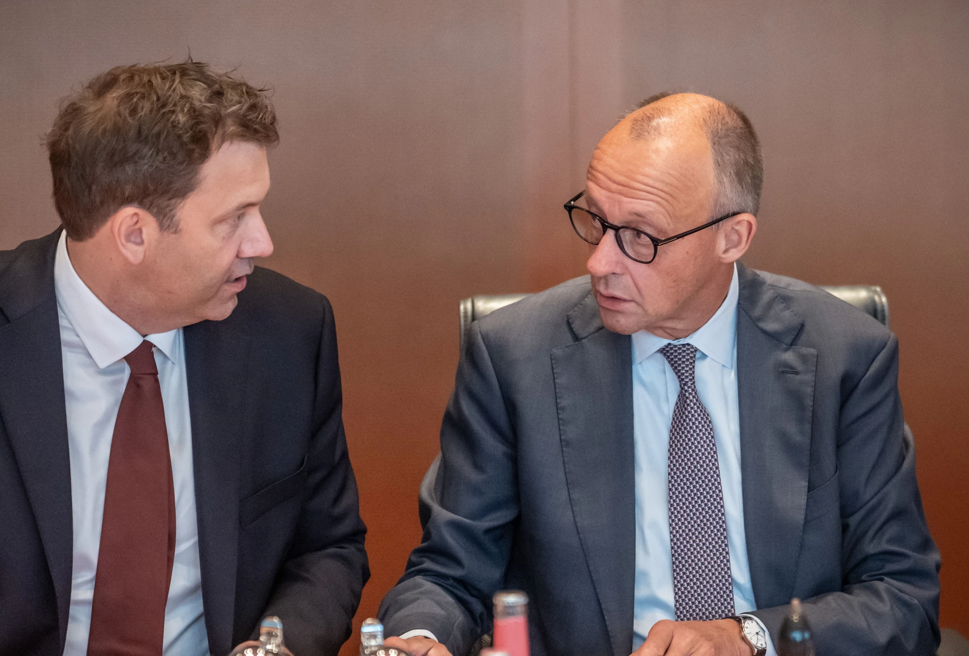 Clemens Fuest und Monika Schnitzer kritisieren Tankrabatt und Preisdeckel