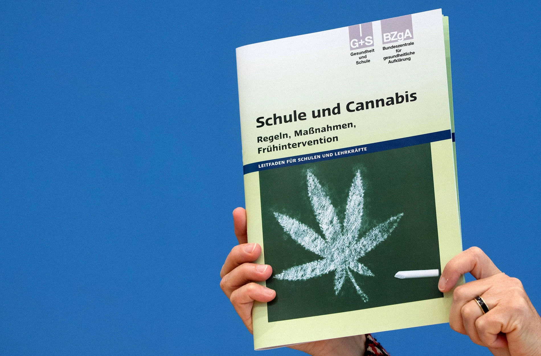 Suchtbeauftragte der Bundesregierung warnt von Wasserpfeifen und E-  Zigaretten