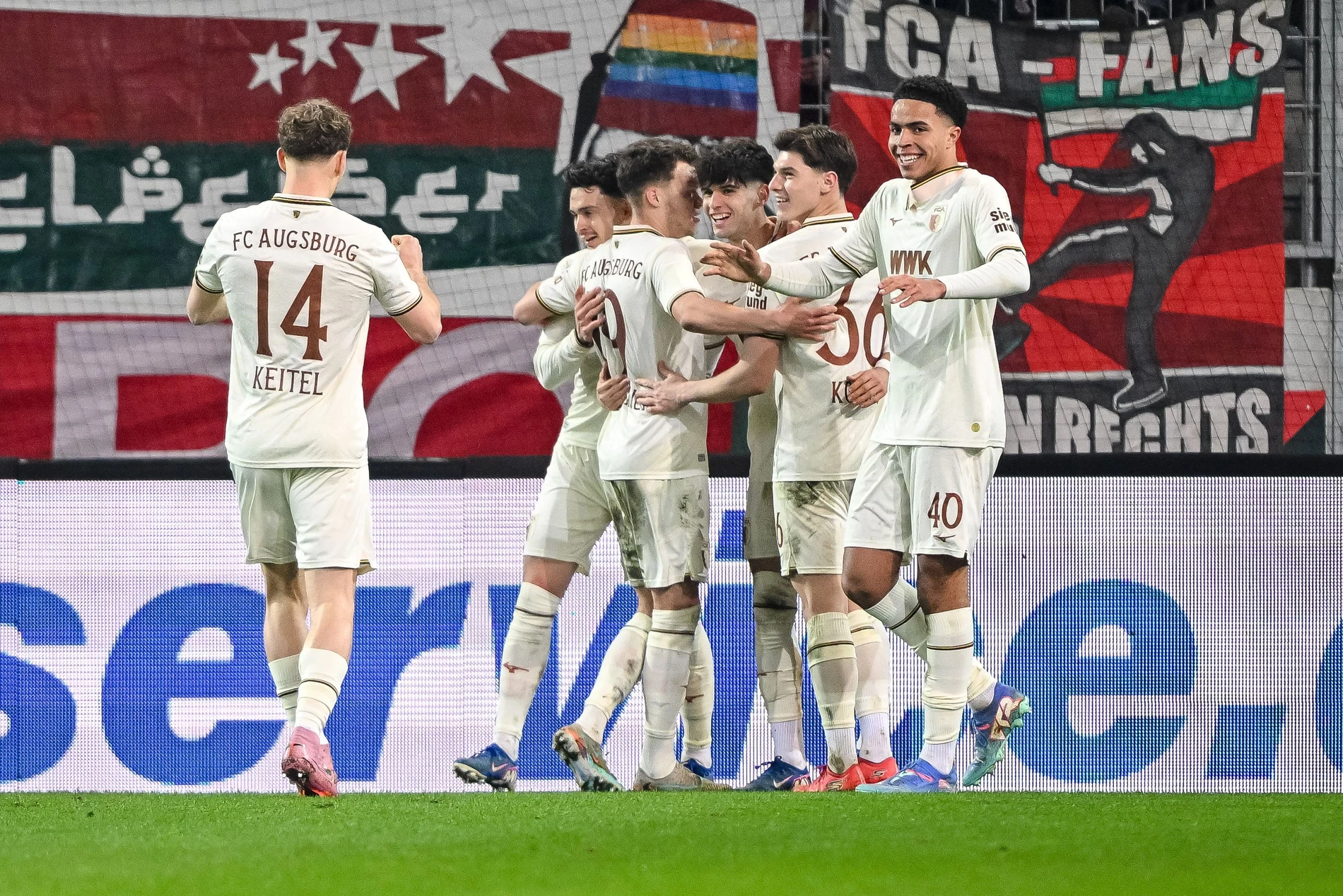 Spieler des FC Augsburg jubeln nach einem Treffer gegen den 1. FC Köln