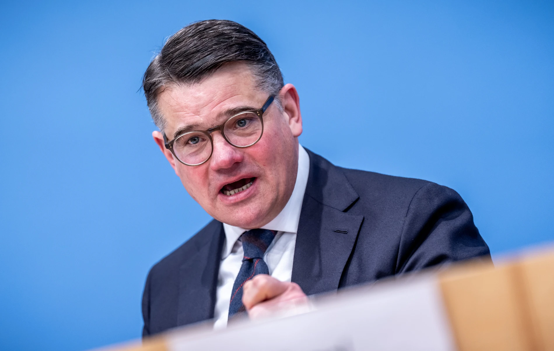 Sanofi und Rheinmetall: Rhein sieht Hessen als Standort der Zukunft
