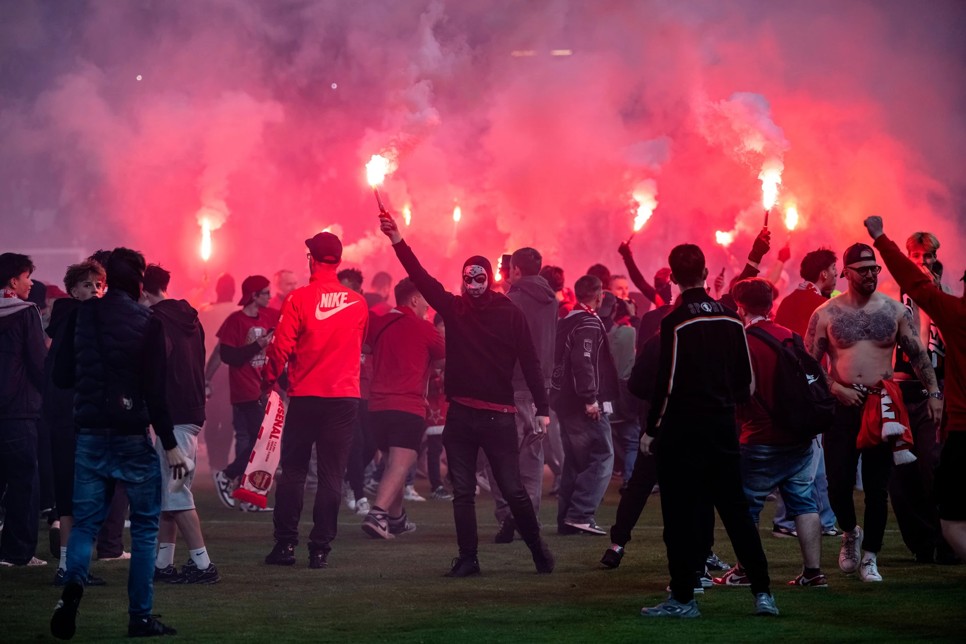 Fans drängen beim Prager Derby auf den Rasen