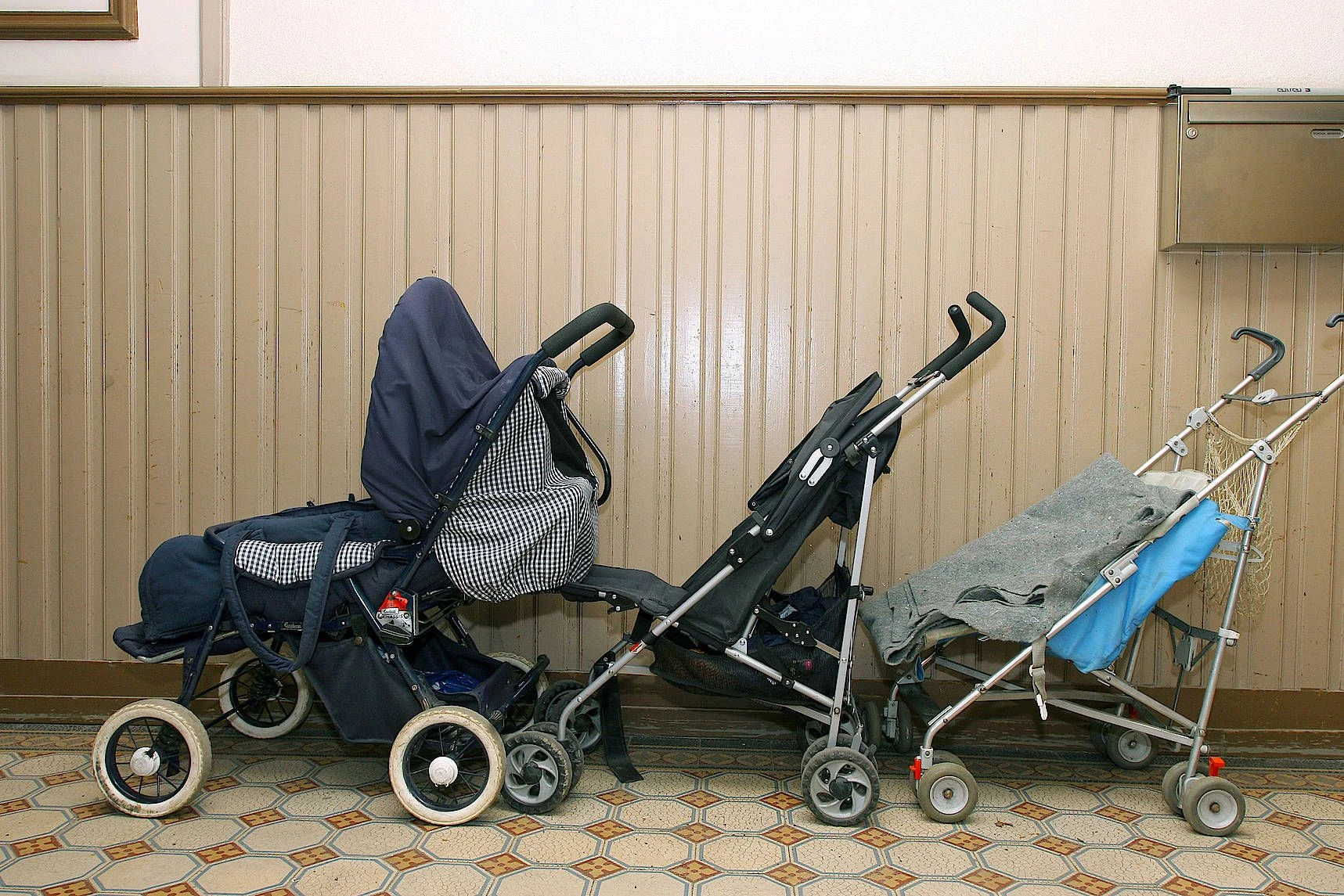 Rad, Kinderwagen, Schuhschrank: Was drfen Mieter im Treppenhaus abstellen?  | FAZ