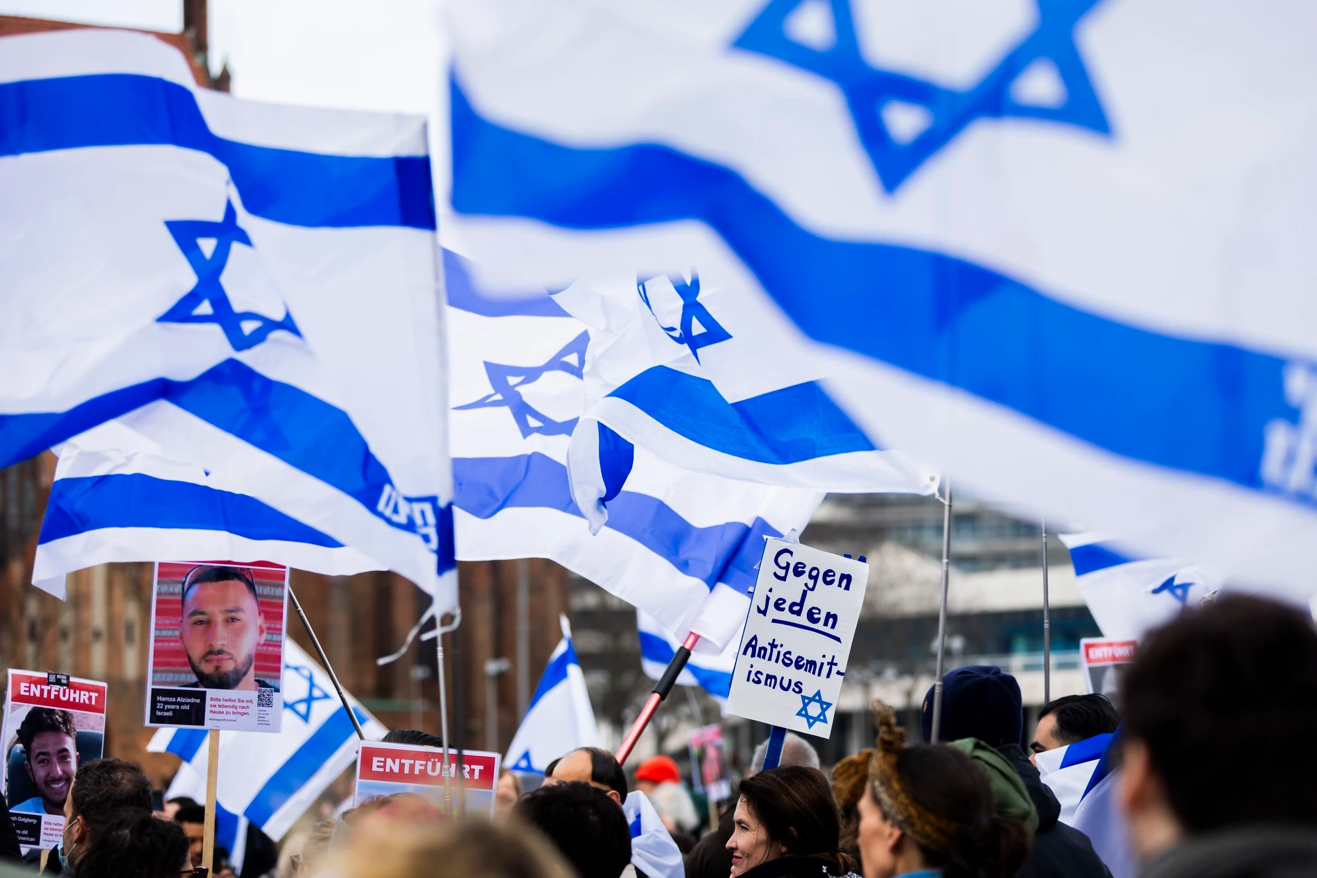 Demonstration gegen Antisemitismus und Gegendemonstration auf dem Römerberg in Frankfurt