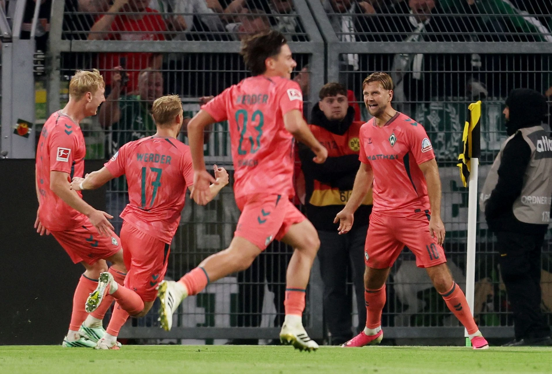 Fußball-Bundesliga: Werder Bremen mit spätem Unentschieden gegen Borussia Dortmund