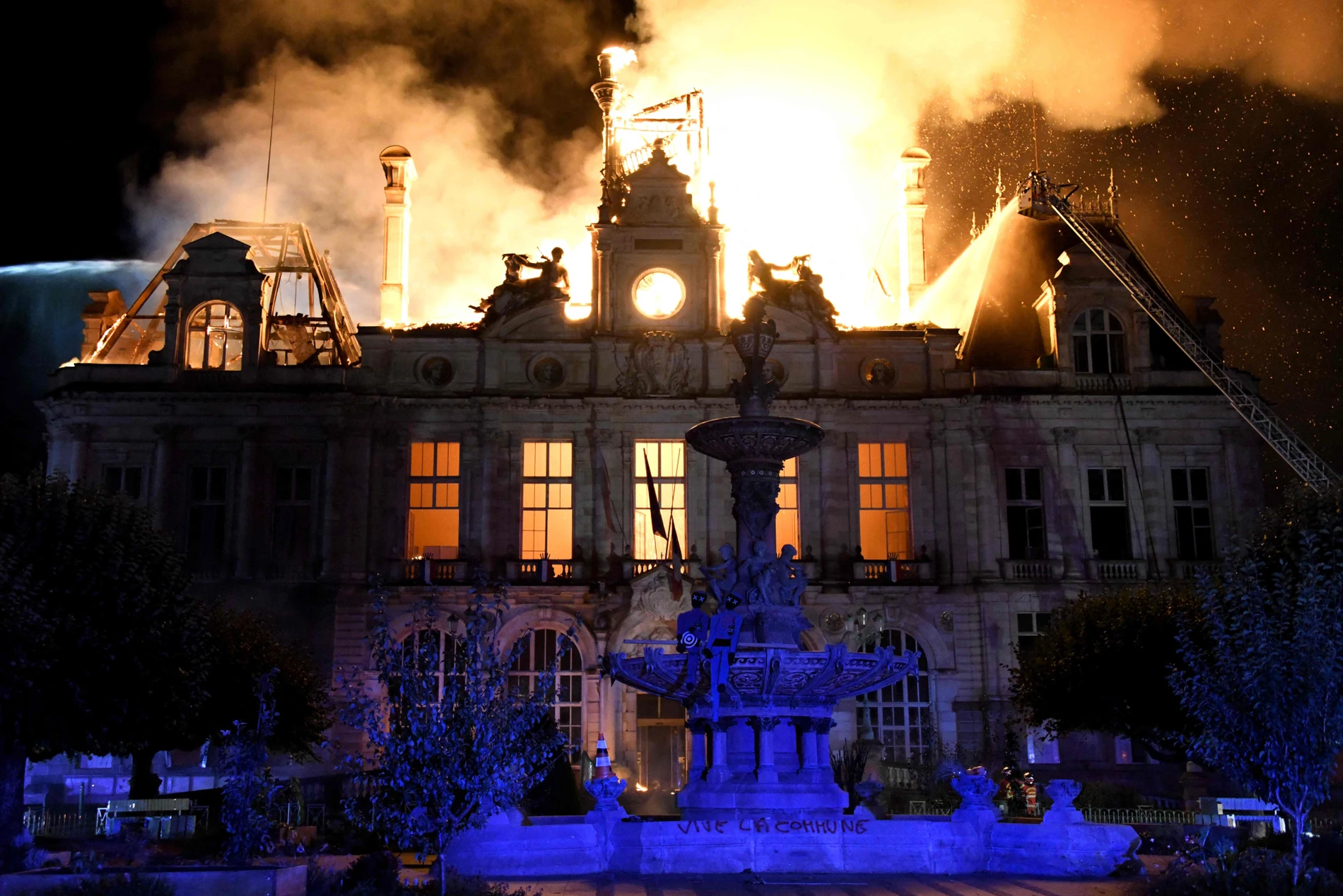 Unruhen bei Protesten in Frankreich: Rathaus von Limoges in Flammen