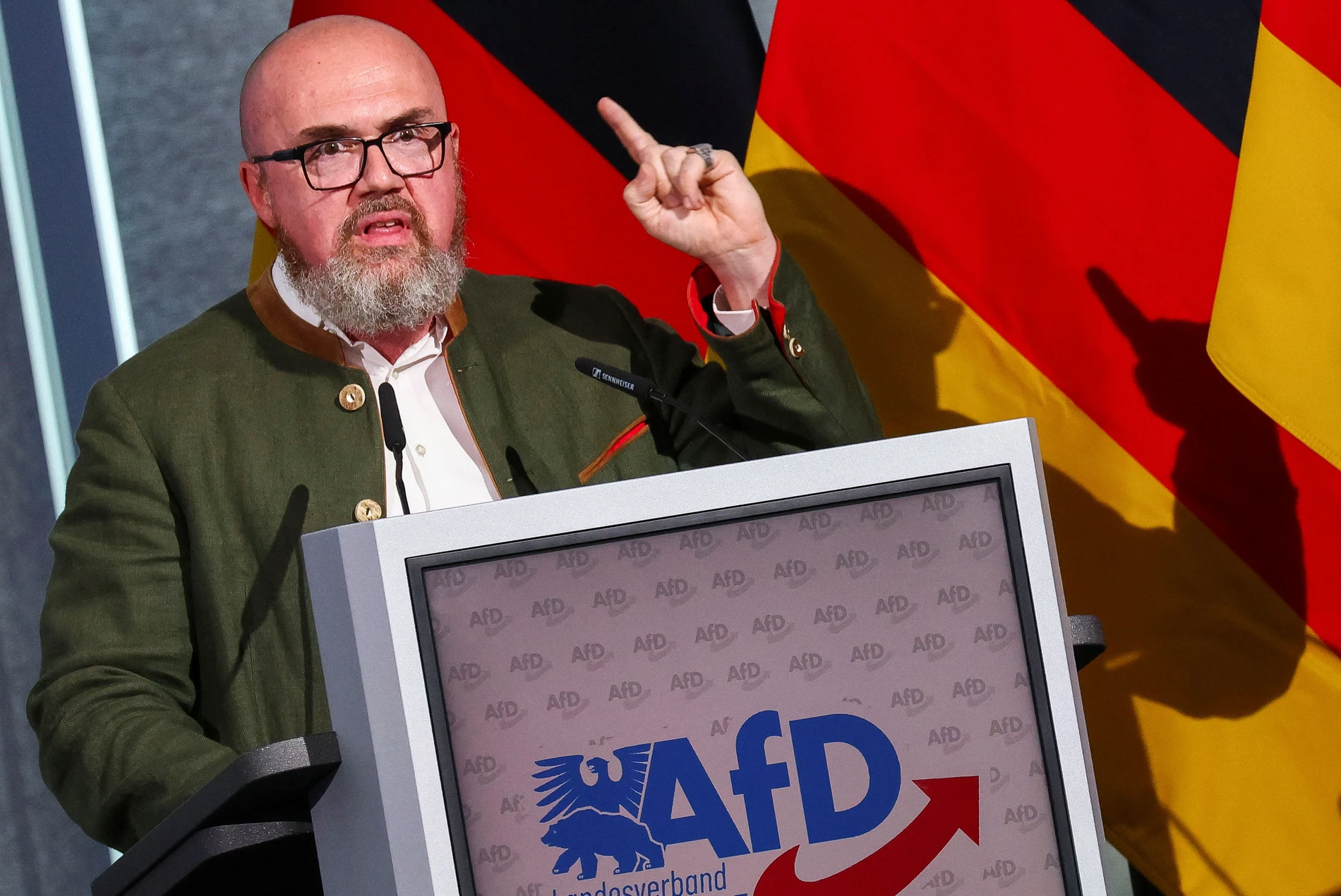 AfD-Politiker Hans-Thomas Tillschneider und die russische Armeetasse