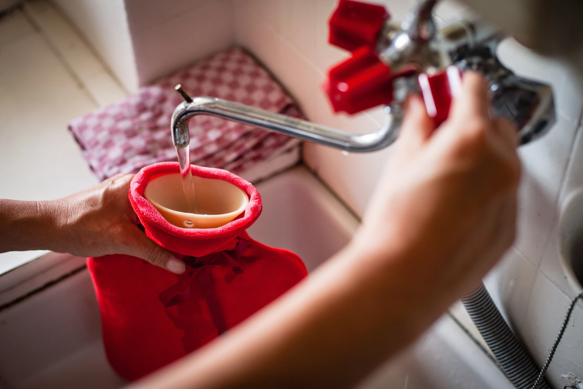 Tipps gegen die Hitze: Warum ausgerechnet eine Wärmflasche helfen kann