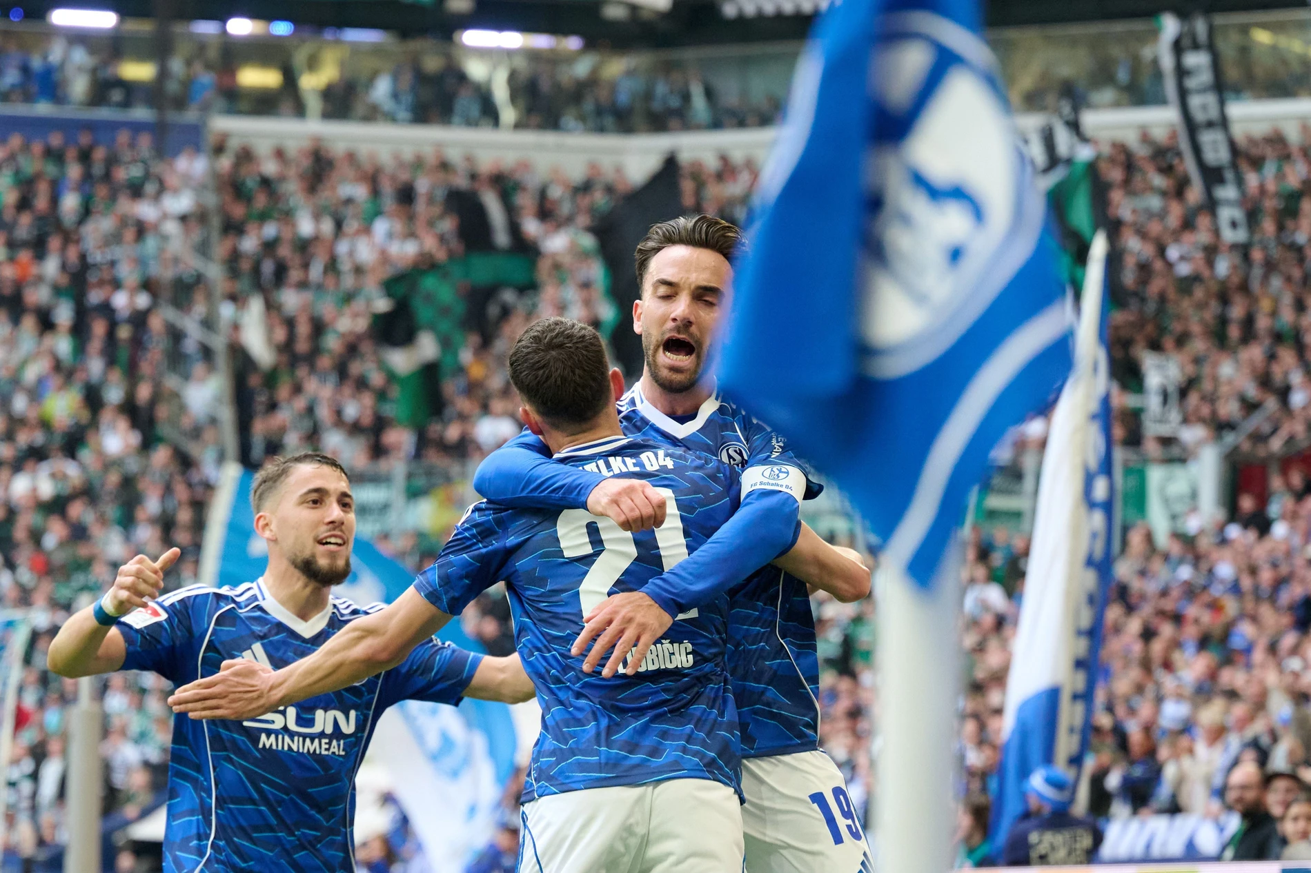 Schalke Fans und Spieler feiern