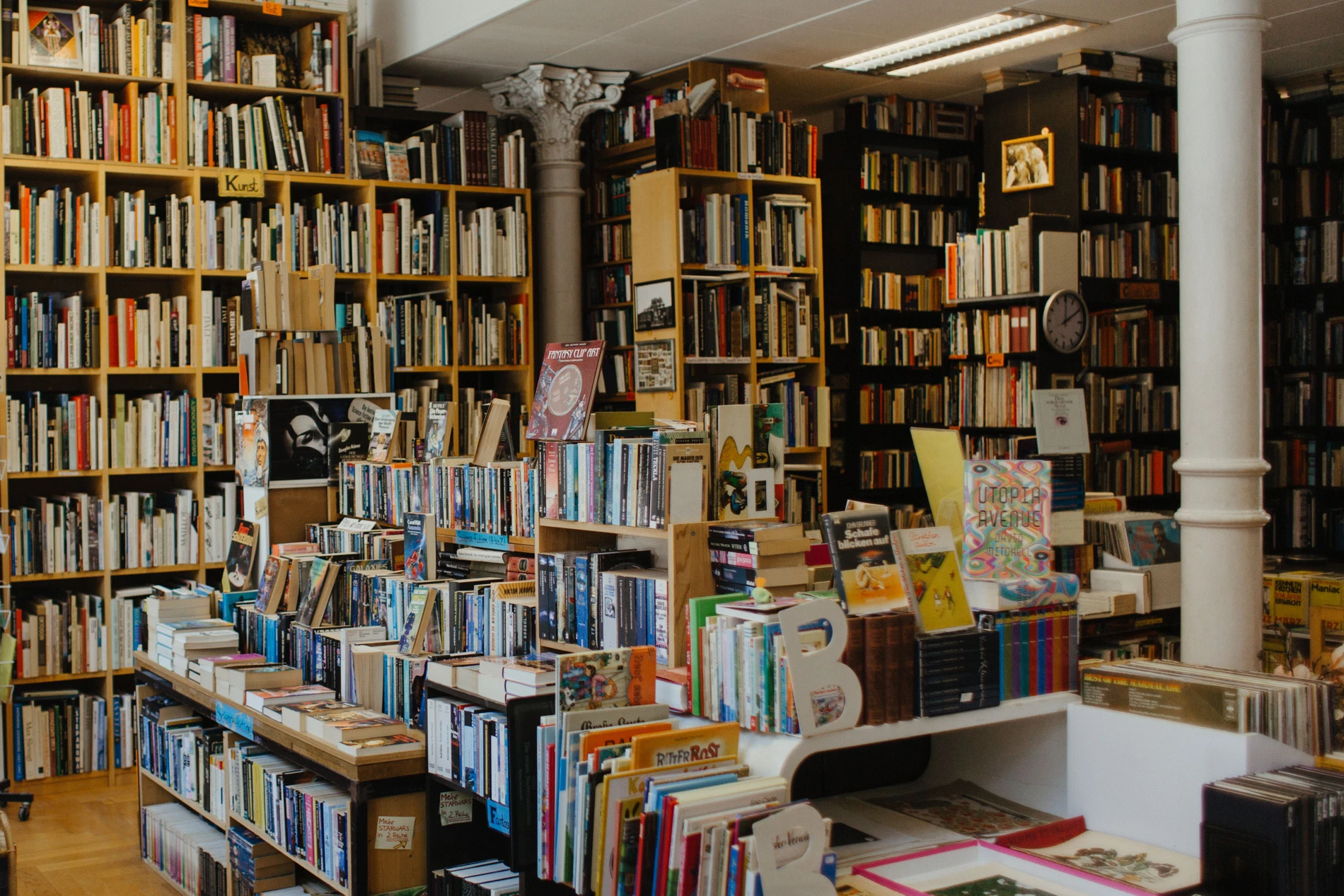 Warum Anthropic, Open AI und Co. alte Bücher kaufen und vernichten