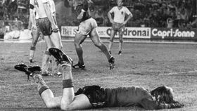 Hellström, Edström, Regen strömt: Bei der WM 1974 dreht die deutsche Mannschaft in Düsseldorf das Spiel gegen Schweden bei nasskaltem Wetter.