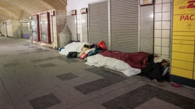 Obdachlose Menschen in einer Unterführung am Bahnhof Zoo in Berlin