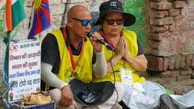 Mitglieder des Tibetan Youth Congress demonstrieren im April 2026 in Neu Delhi gegen das neue chinesische „Gesetz zur Förderung der ethnischen Einheit“.