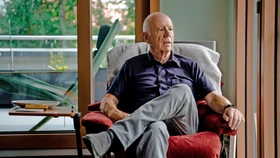 Der SPD-Politiker Walter Riester, 82, war bis 2002 Sozialminister unter Kanzler Schröder und führte die nach ihm benannte geförderte Altersvorsorge ein. Heute lebt er in Isny im Allgäu.