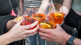 „Mit Umdrehungen“: Anstoßen am Nachmittag mit Aperol Spritz