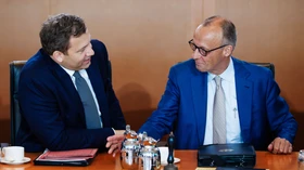 Finanzminister Lars Klingbeil und Bundeskanzler Friedrich Merz vor einer Kabinettssitzung im Kanzleramt.