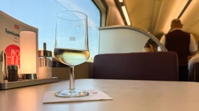 Der neue Riesling von Stolleis ist schon mal eine gute Wahl im Bordrestaurant.