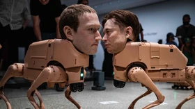 Gute alte Zukunft: Die autonomen Roboter-Hunde, ausgestattet mit hyperrealistischen Silikonnachbildungen der Köpfe von Elon Musk (rechts) und Mark Zuckerberg, sind Teil der Installation „Regular Animals“ des US-Künstlers Beeple in der Neuen Nationalgalerie in Berlin.